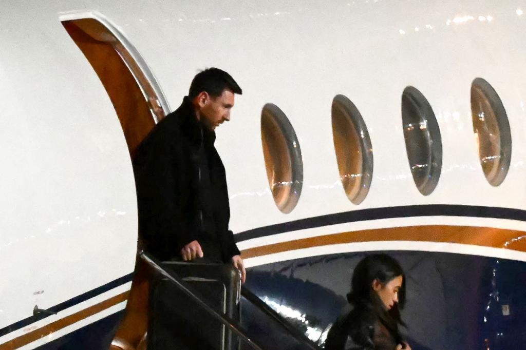 Leo Messi y su esposa, Antonela Roccuzzo, al llegar al aeropuerto internacional de Rosario