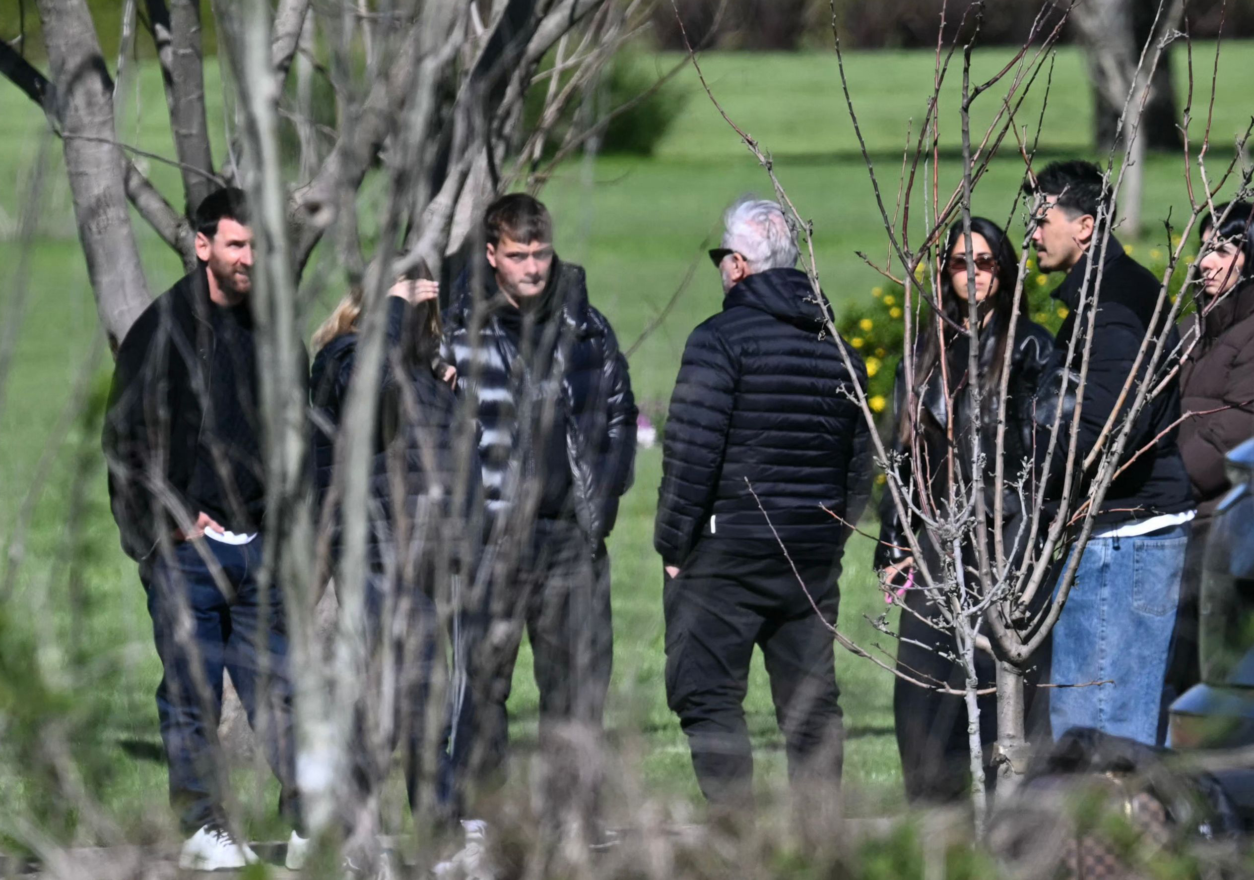 Leo Messi, a la izquierda, junto a sus familiares en el cementerio de El Prado, en las afueras de Rosario