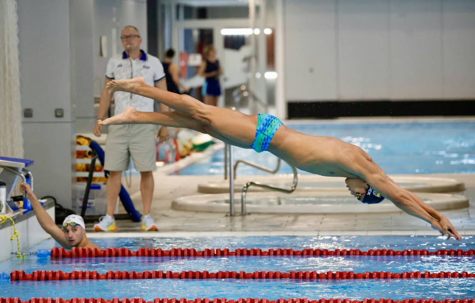 Luca Hoek lanzándose a la piscina