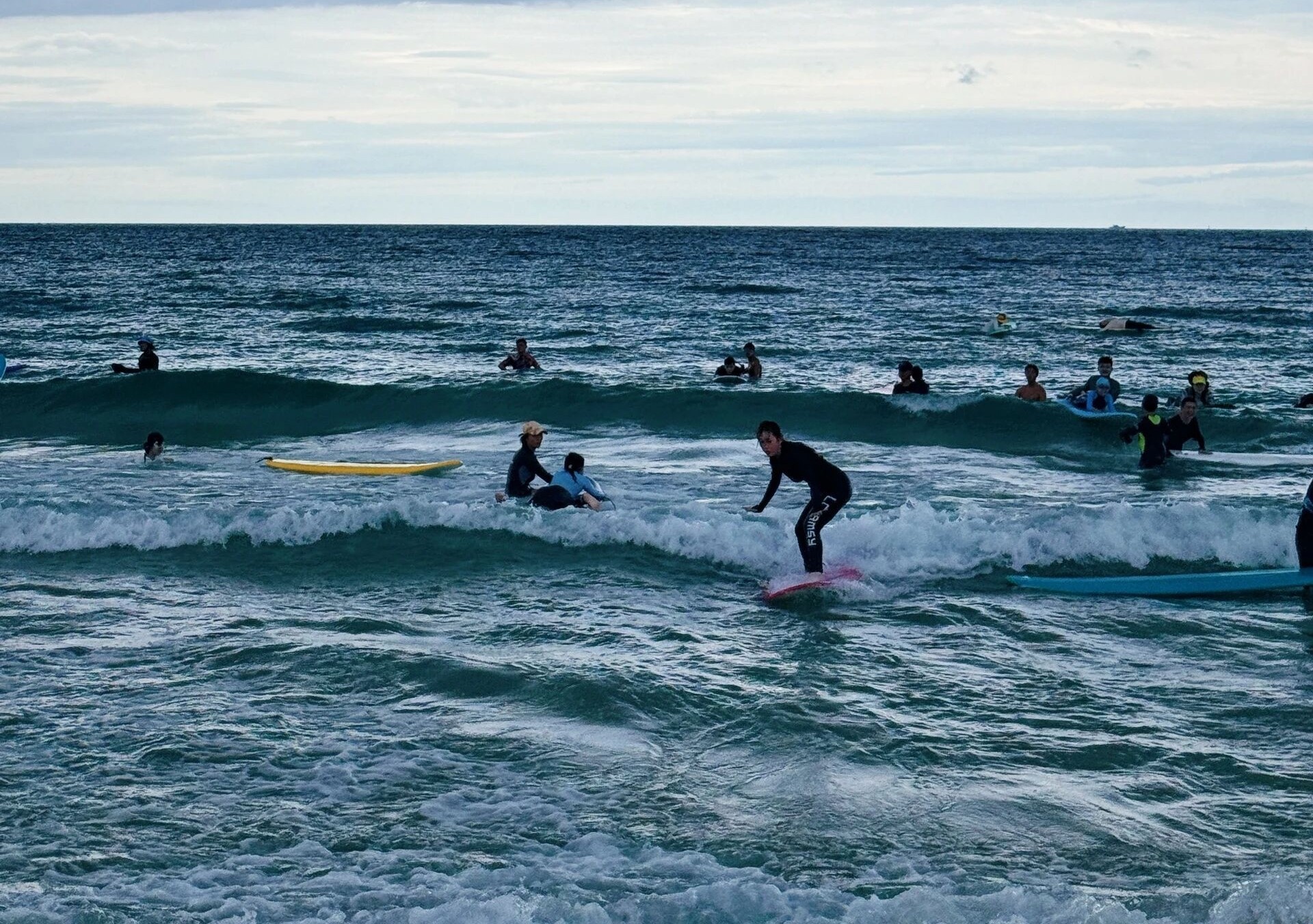 Surfistas en la playa de Riyue Bay.
