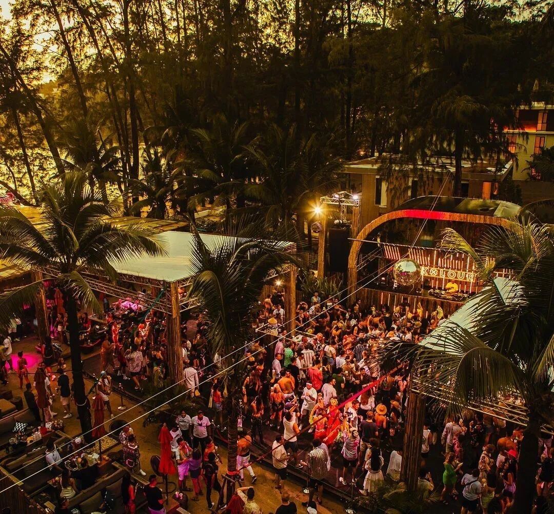 Una fiesta de música tecno en Riyue Bay.