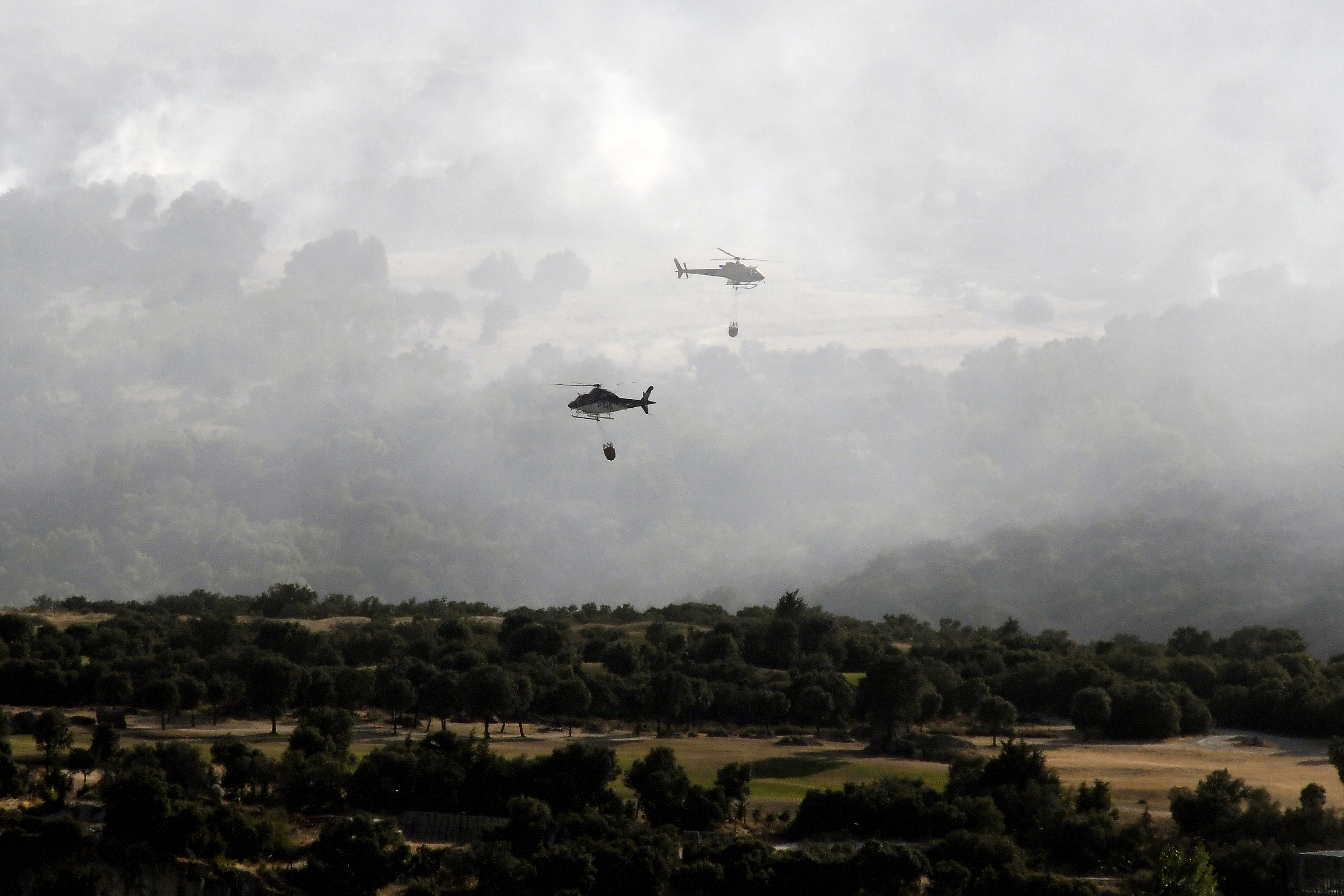 Una treintena de medios de extinción mantiene este domingo las labores para tratar de consolidar el perímetro del incendio forestal declarado el sábado en el término municipal de Navas de San Antonio, en Segovia.