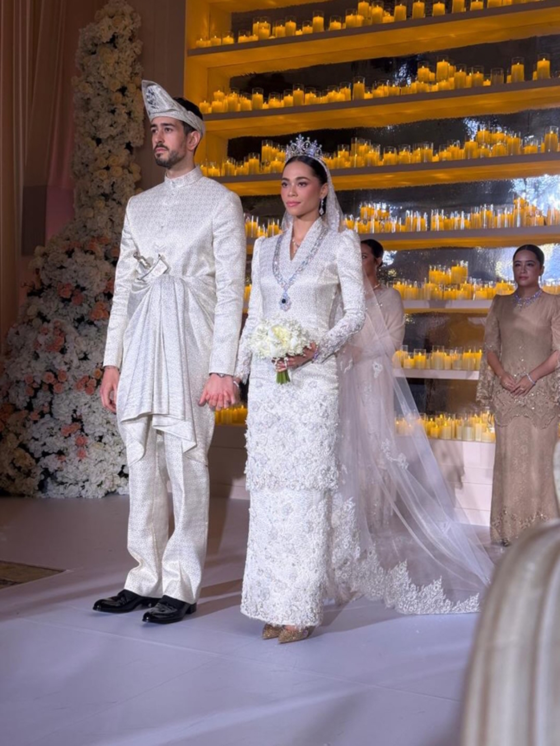 La princesa Ilyana Alia y el piloto de carreras británico Christopher Lionel Froggatt, durante su boda, en una foto compartida en redes.