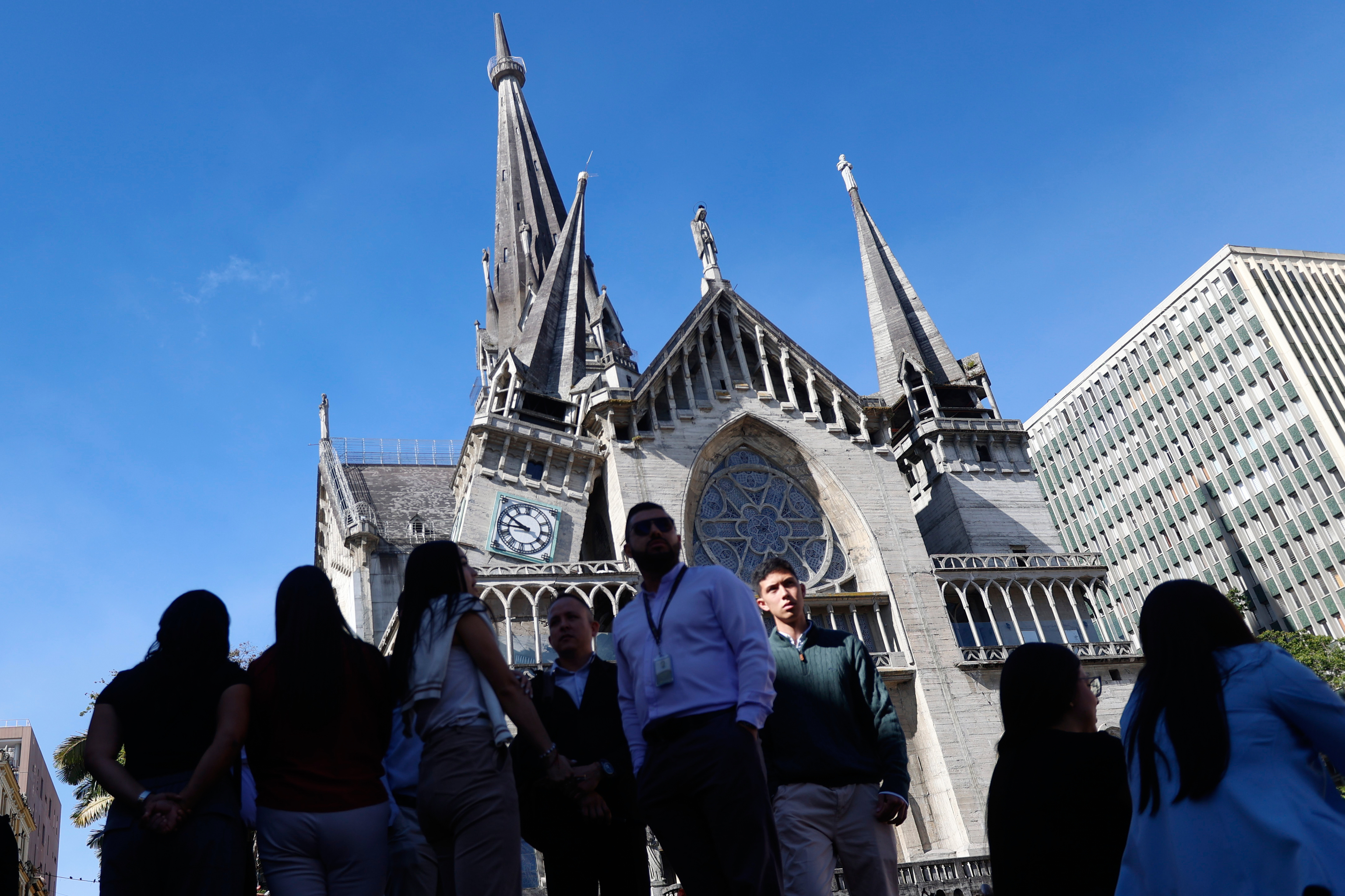 Vecinos de Manizales observan los daños sufridos por la catedral de la ciudad durante el terremoto.