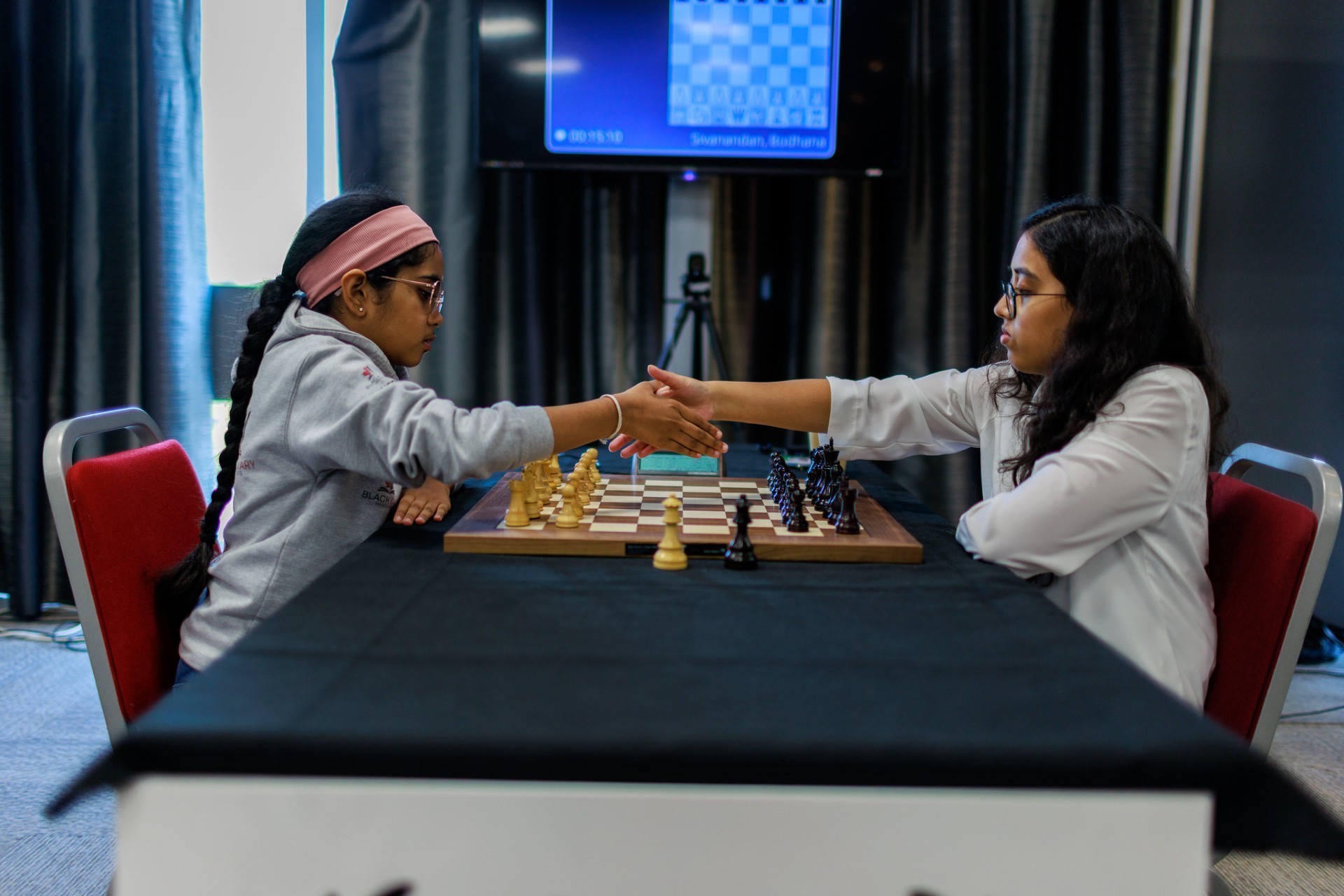 A la izquierda, Bodhana Sivanandan, ganadora del campeonato británico de ajedrez. A la derecha,  Trisha Kanyamarala, su contrincante en las partidas de desempate