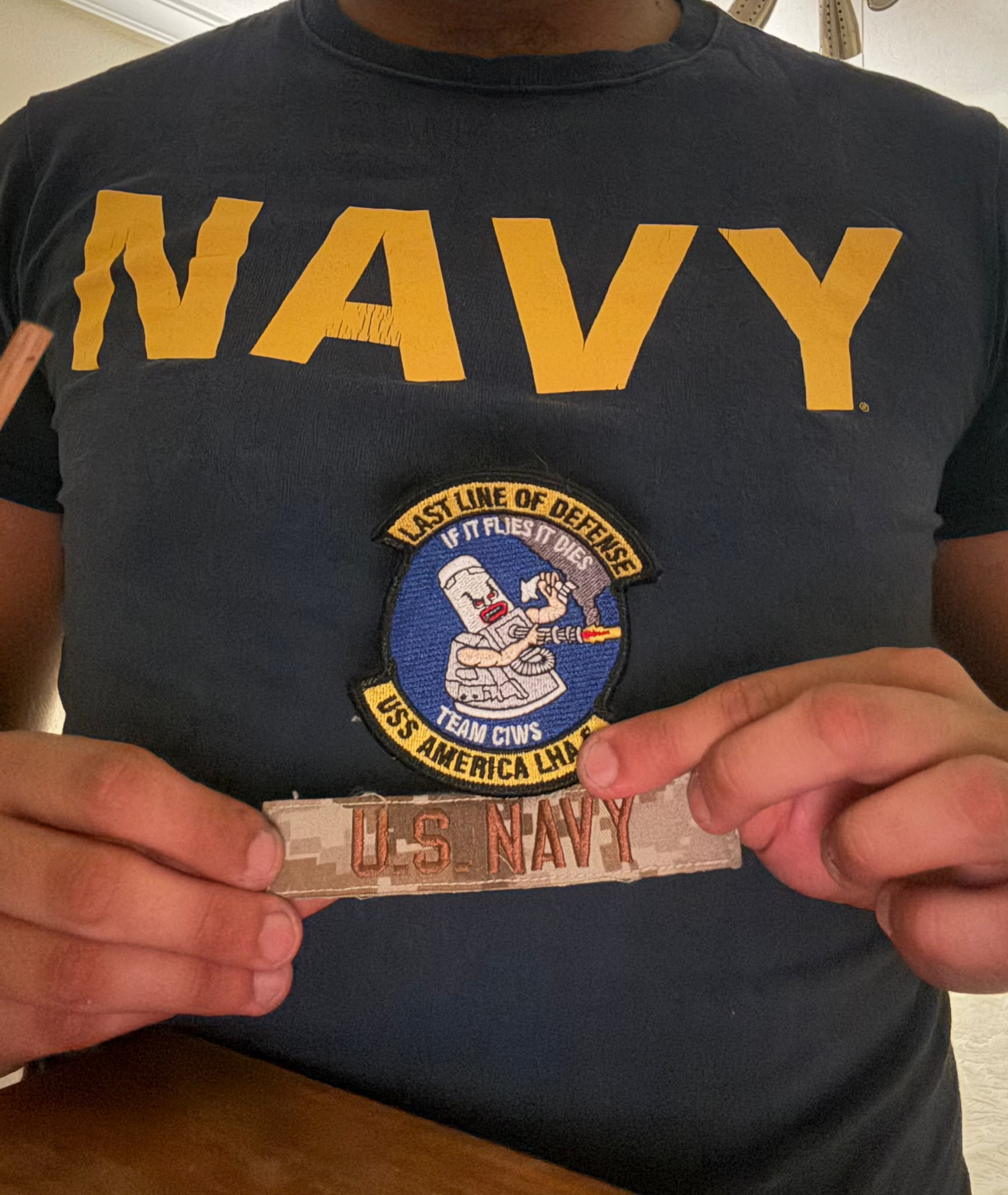 El militar estadounidense a quien llamaremos 'Marcus' sostiene alguna de sus insignias favoritas.
