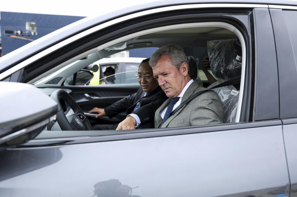 El presidente de la Xunta, Alfonso Rueda, el pasado julio, durante el acto de recepción del primer buque transportador de vehículos de SAIC Motor.