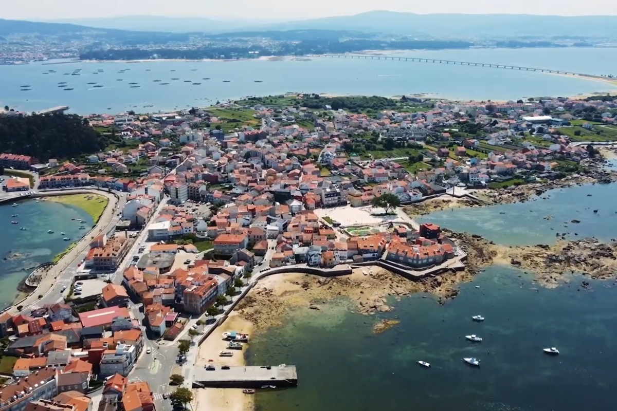 La isla gallega que esconde 36 kil�metros de costa: un para�so natural entre playas y bateas de mejill�n