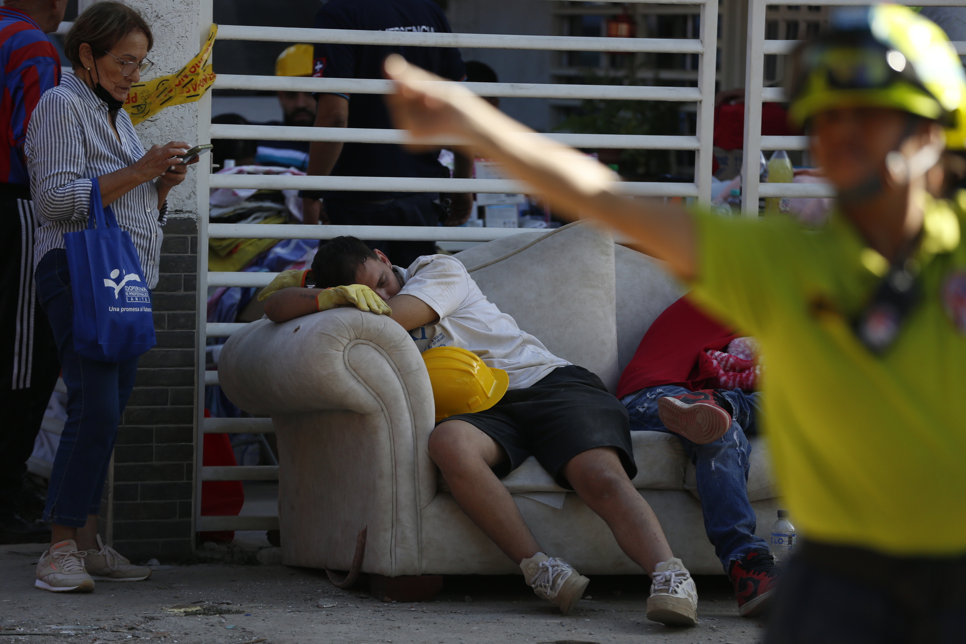 Un voluntario descansa tras el terremoto de magnitud 7,4 que sacudió la víspera la mayor parte de Colombia.