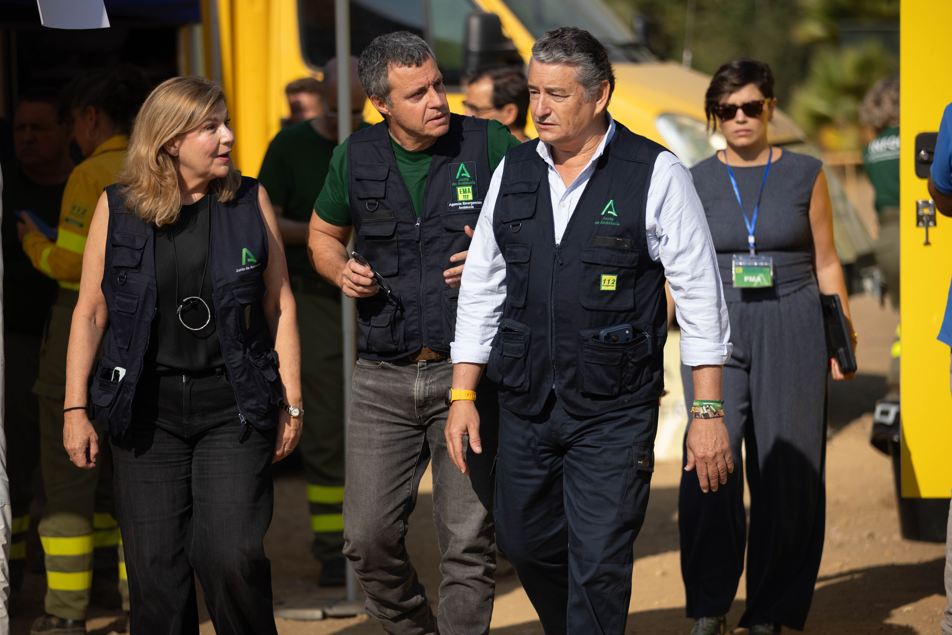 El vicepresidente segundo de la Junta y consejero de Emergencias, Antonio Sanz (a la derecha), en el Puesto de Mando Avanzado establecido en Niebla (Huelva).