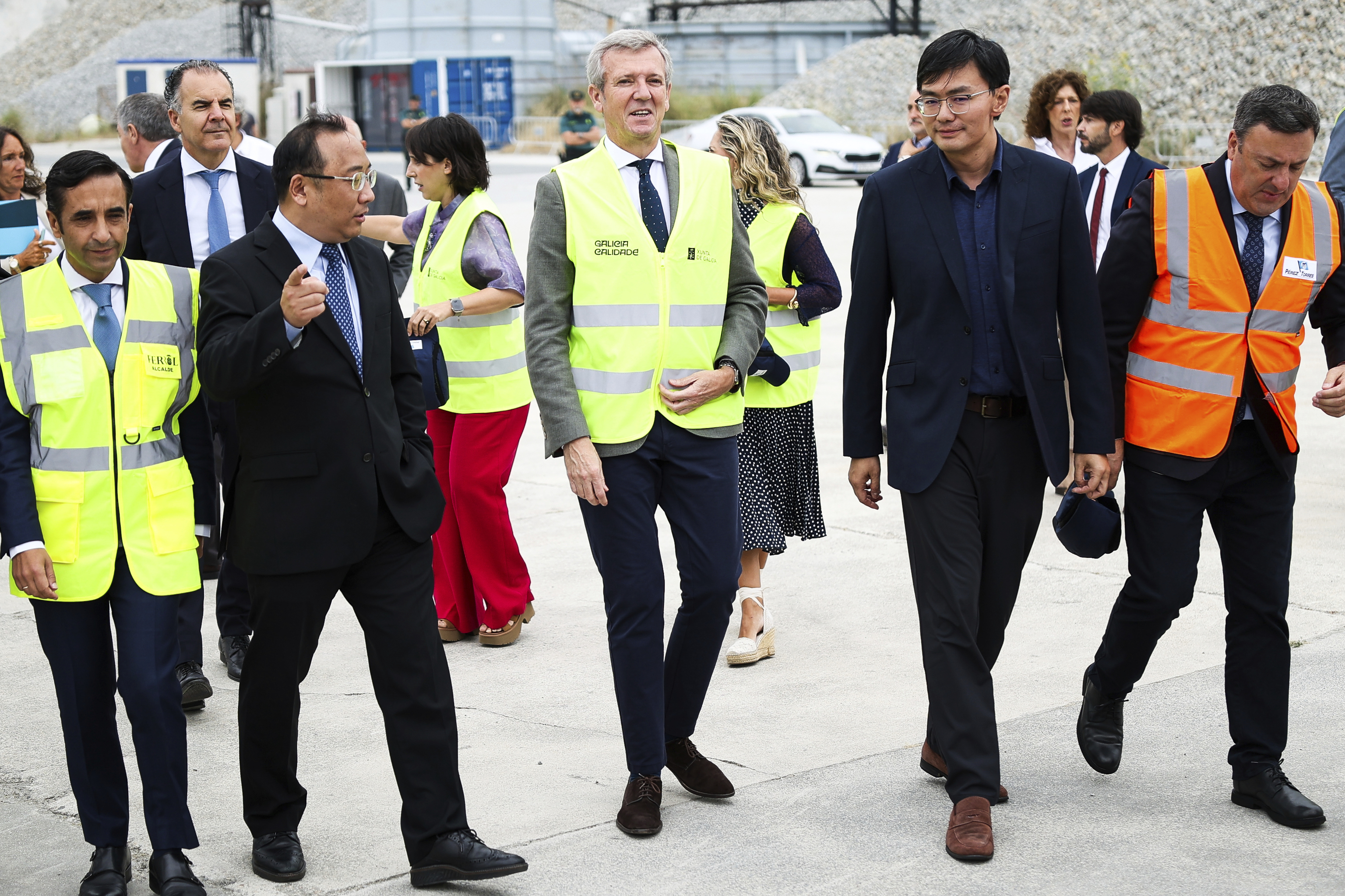 Alfonso Rueda (c), durante la celebración del acto de recepción oficial e institucional del primer buque transportador de vehículos del gigante automotriz chino SAIC Motor.