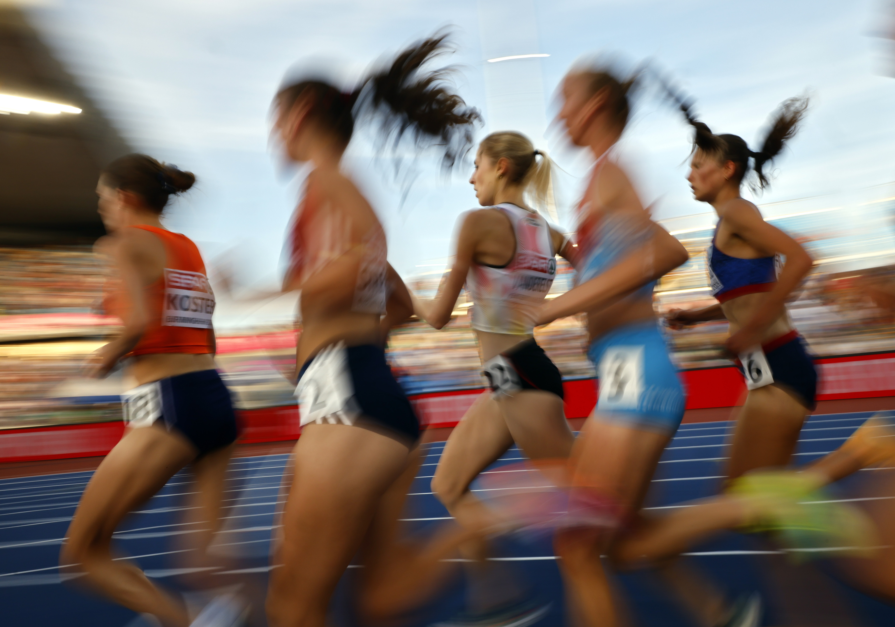 Atletas durante la final del 5.000 del Europeo.