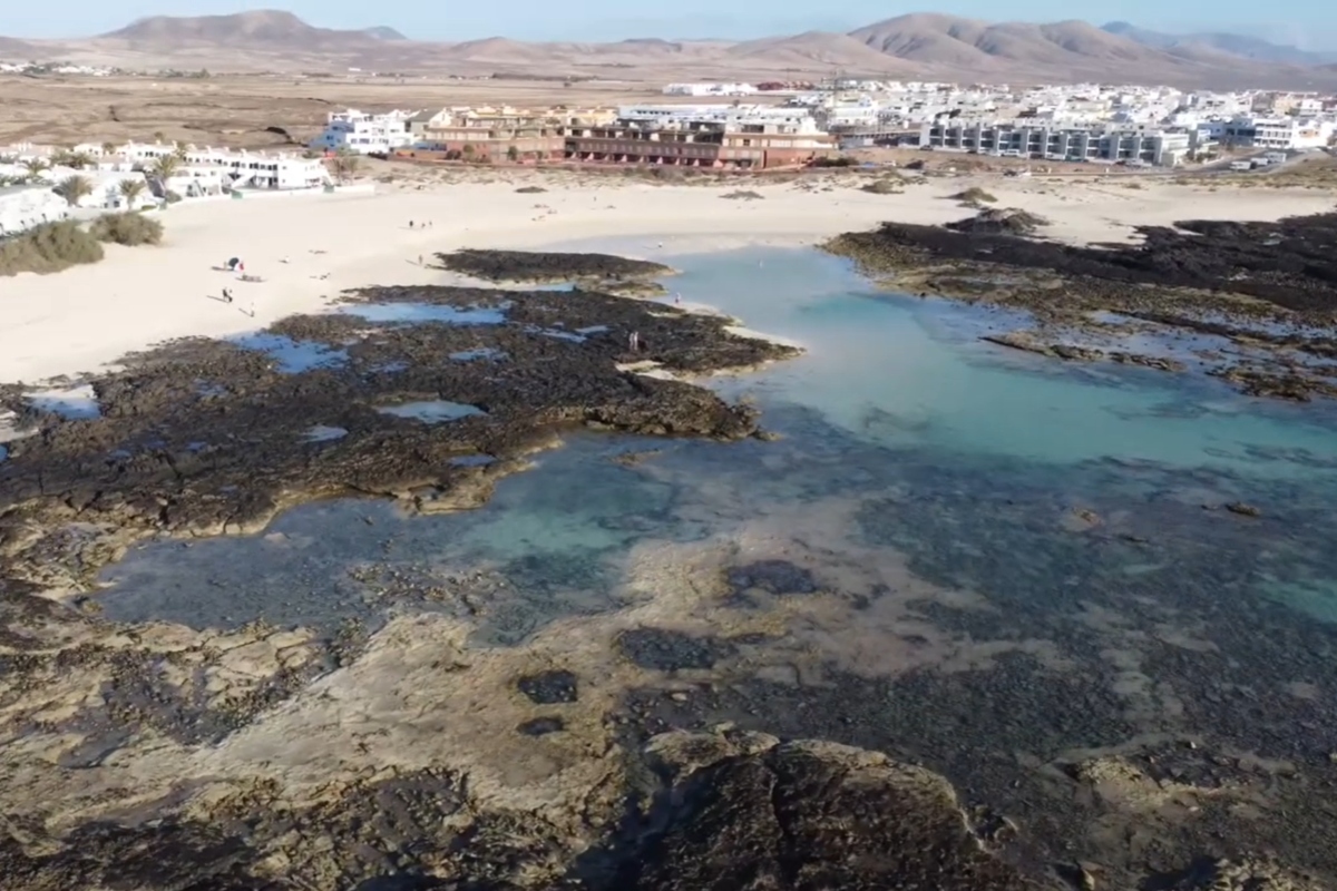 Parece el Caribe, pero estas lagunas naturales de agua turquesa est�n en Espa�a: playas de arena blanca, un faro emblem�tico entre rocas y hornos de cal