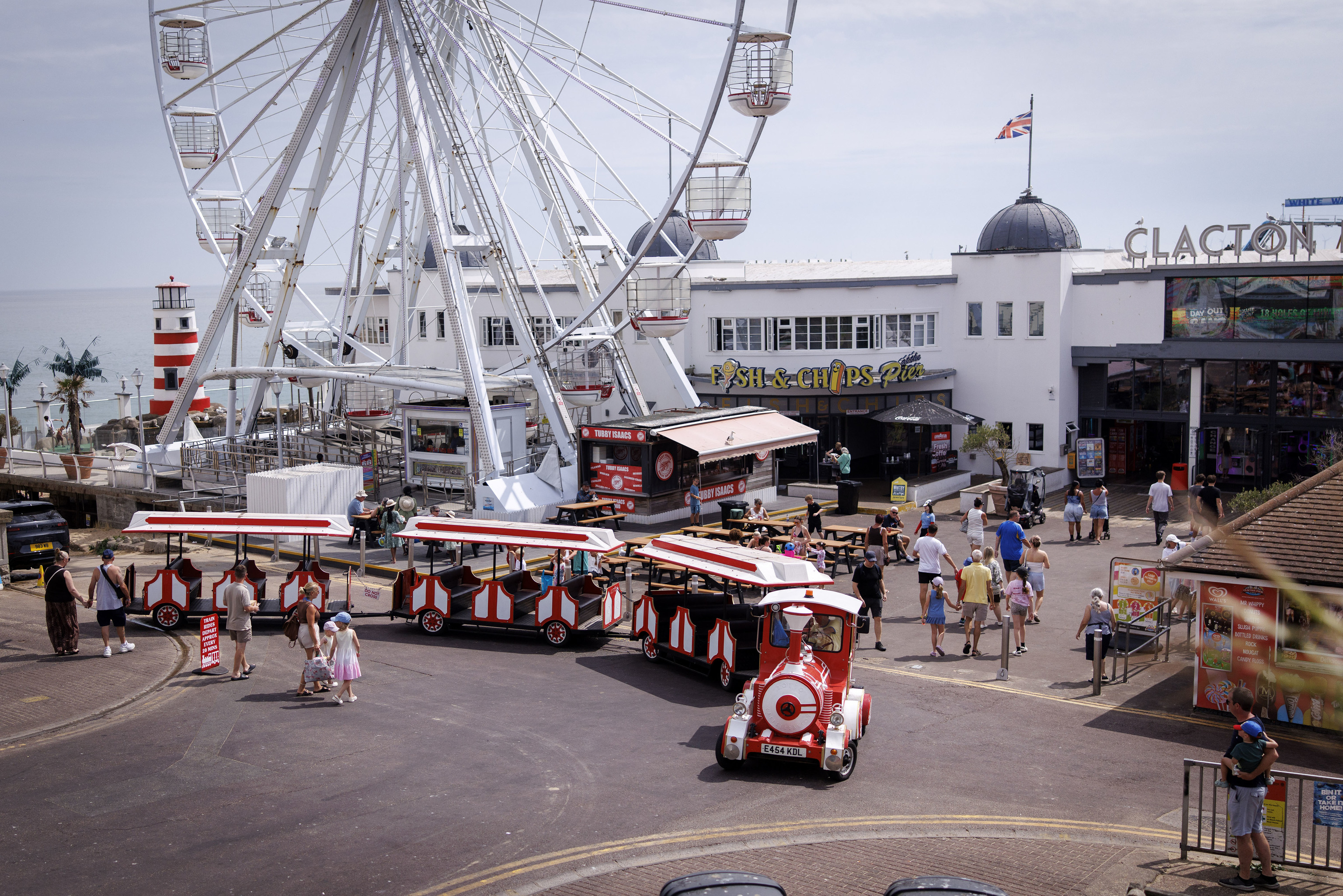Varias personas visitan el muelle de Clacton-on-Sea (Essex).