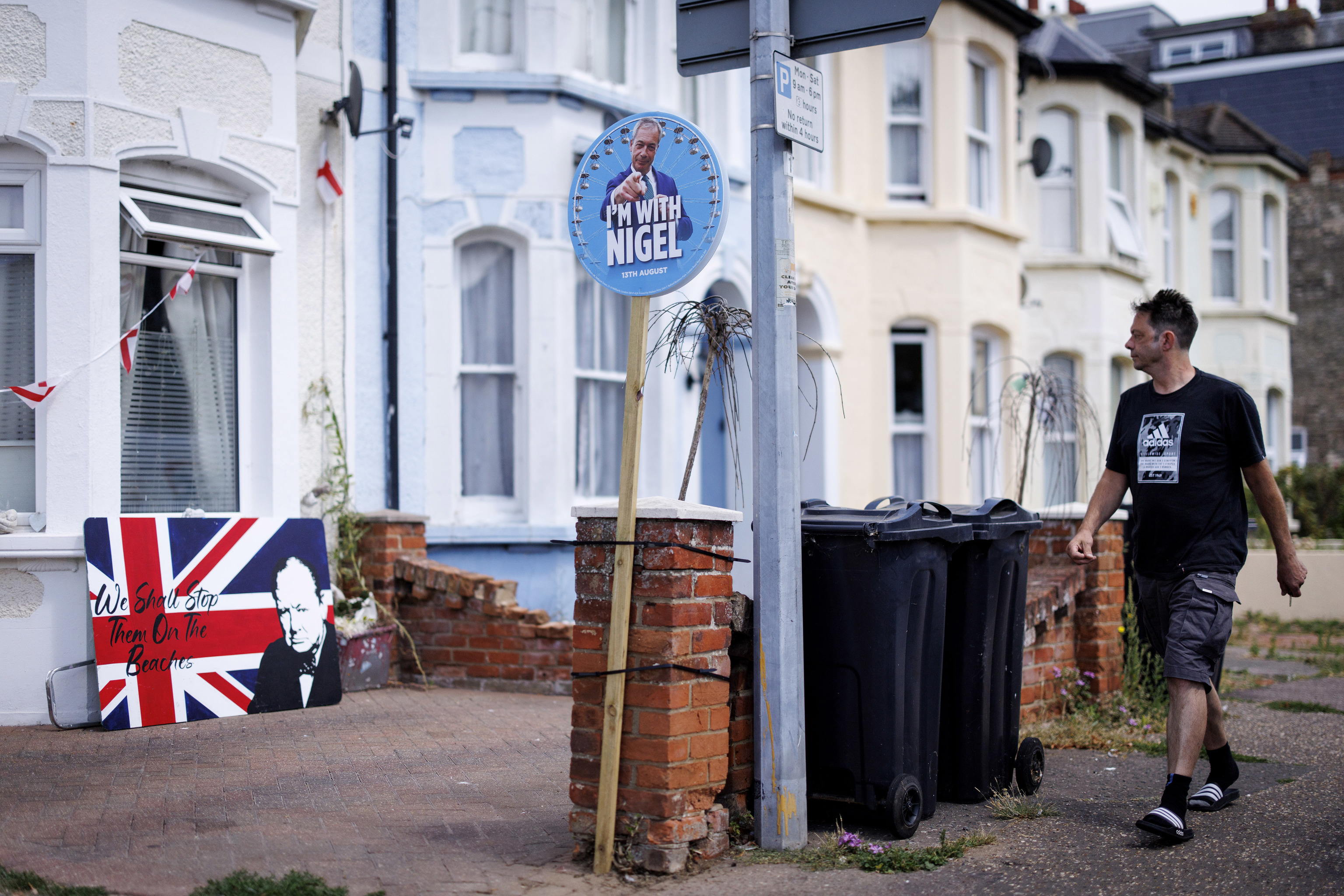 Una persona pasa junto a un cartel a favor de Reform UK, en Clacton.