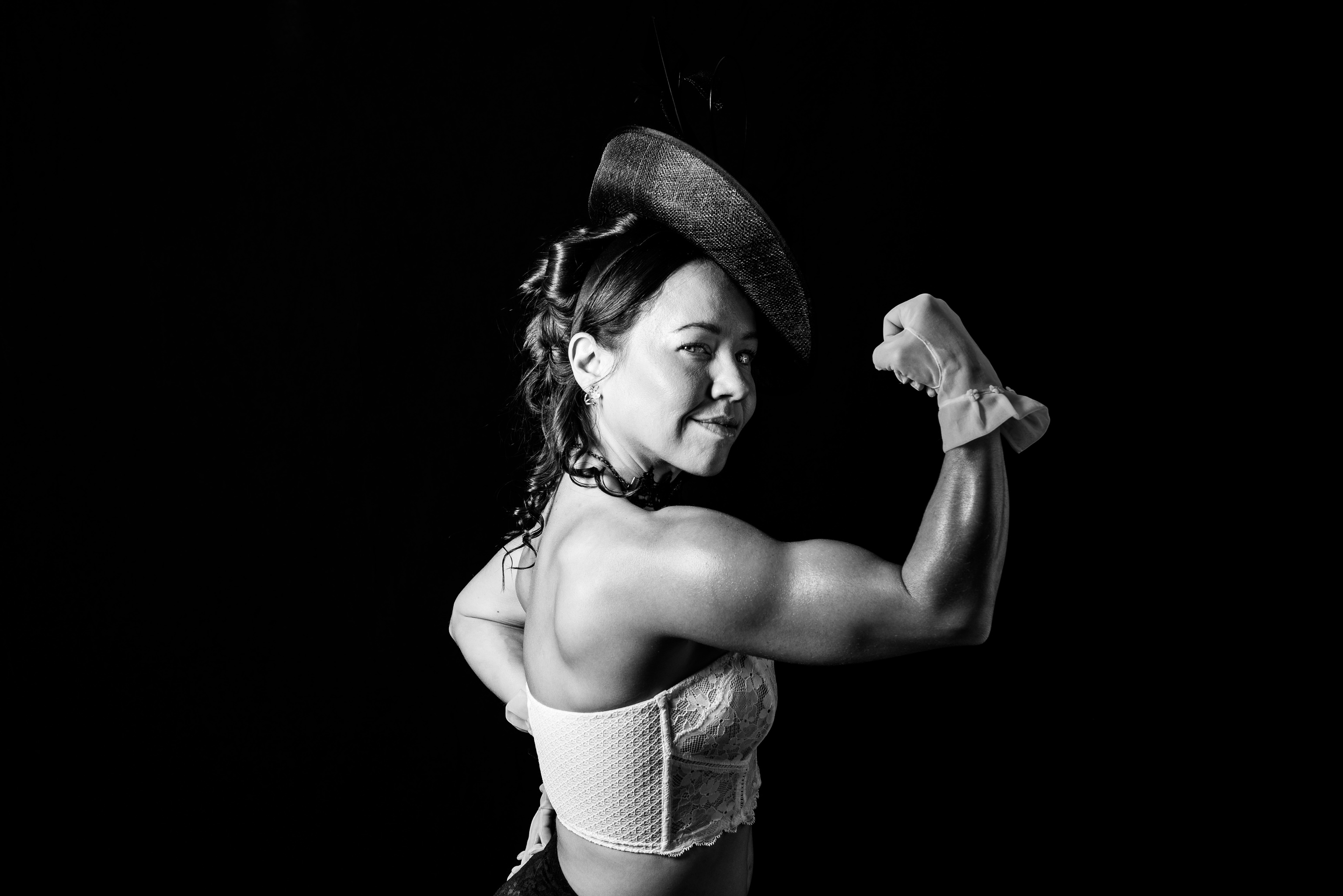 El entrenamiento de fuerza, las artes marciales, correr y la movilidad construyen su físico.