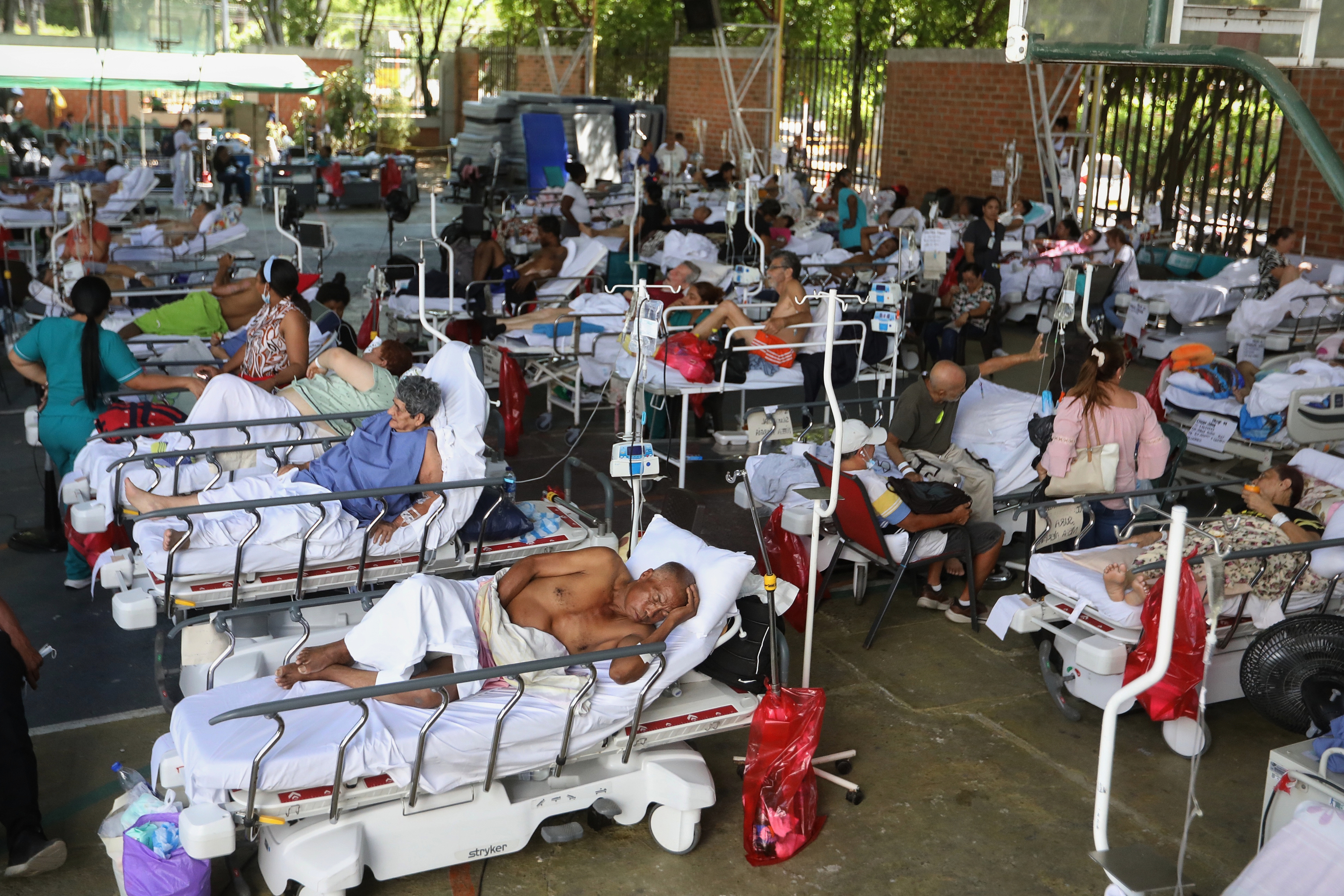 Pacientes de una clínica evacuada descansan en camas en un albergue temporal habilitado en el gimnasio, en Cali, este martes.