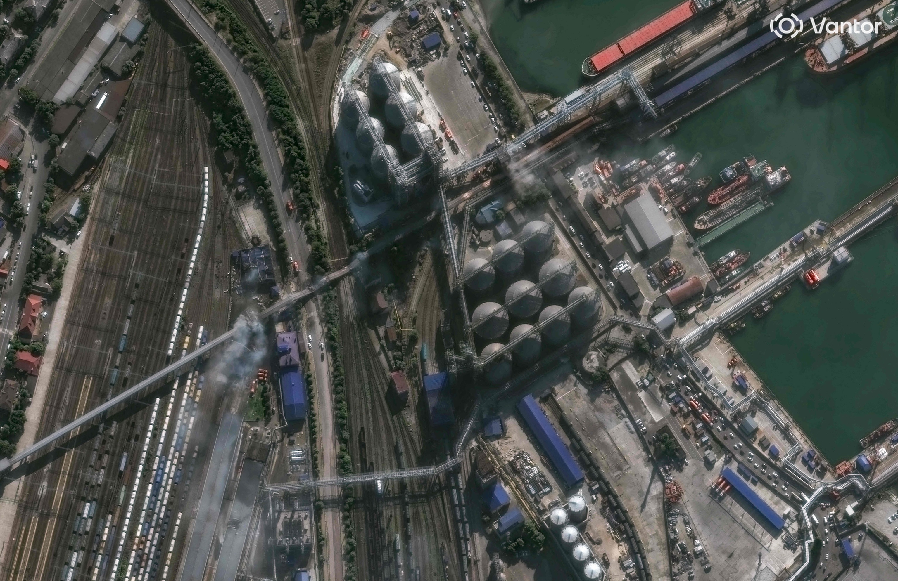 Humo junto a una instalación de almacenamiento de cereales en el puerto ruso de Novorossiysk, este miércoles.