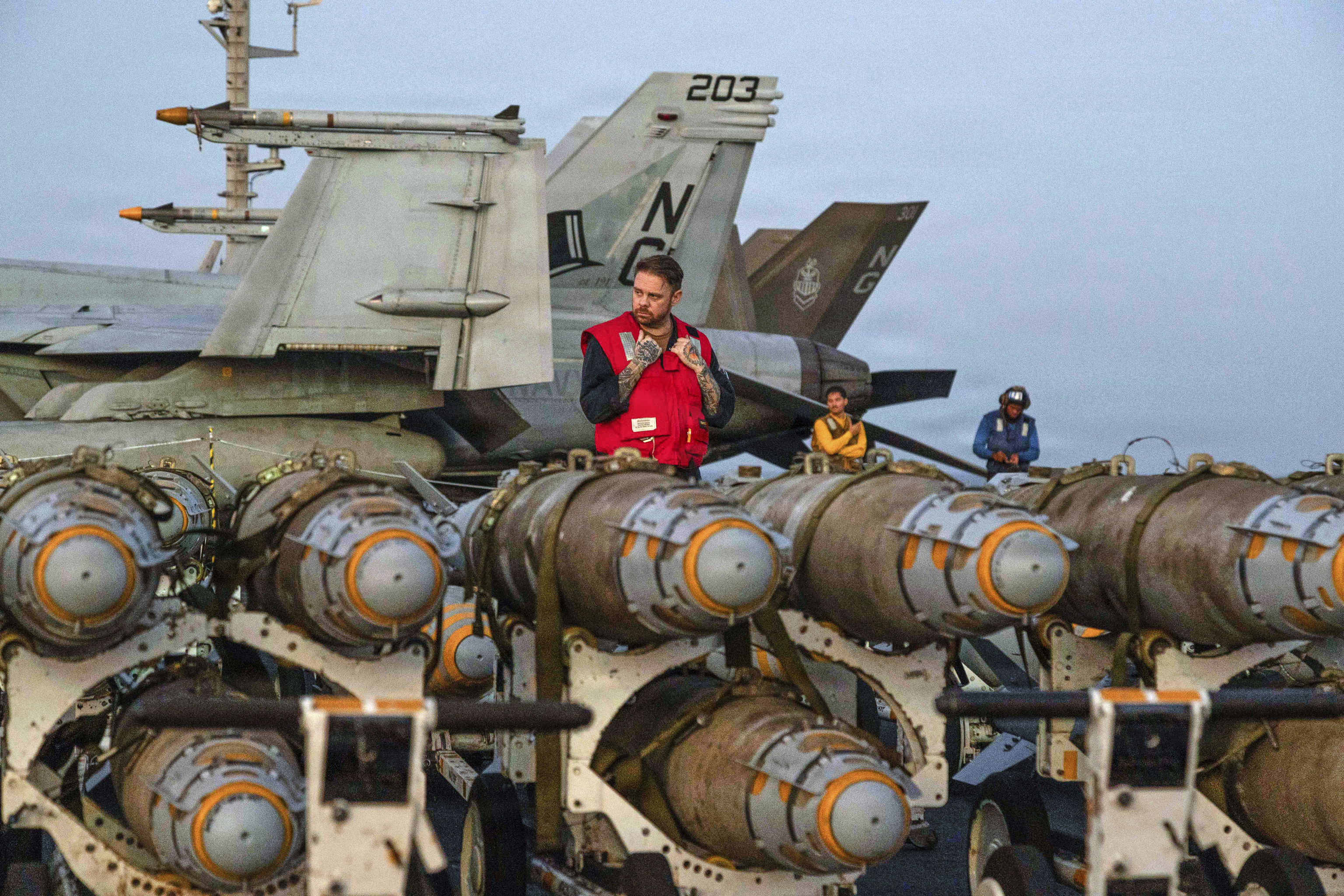 Marineros de la Armada transfiriendo munición en la cubierta de vuelo del portaaviones.