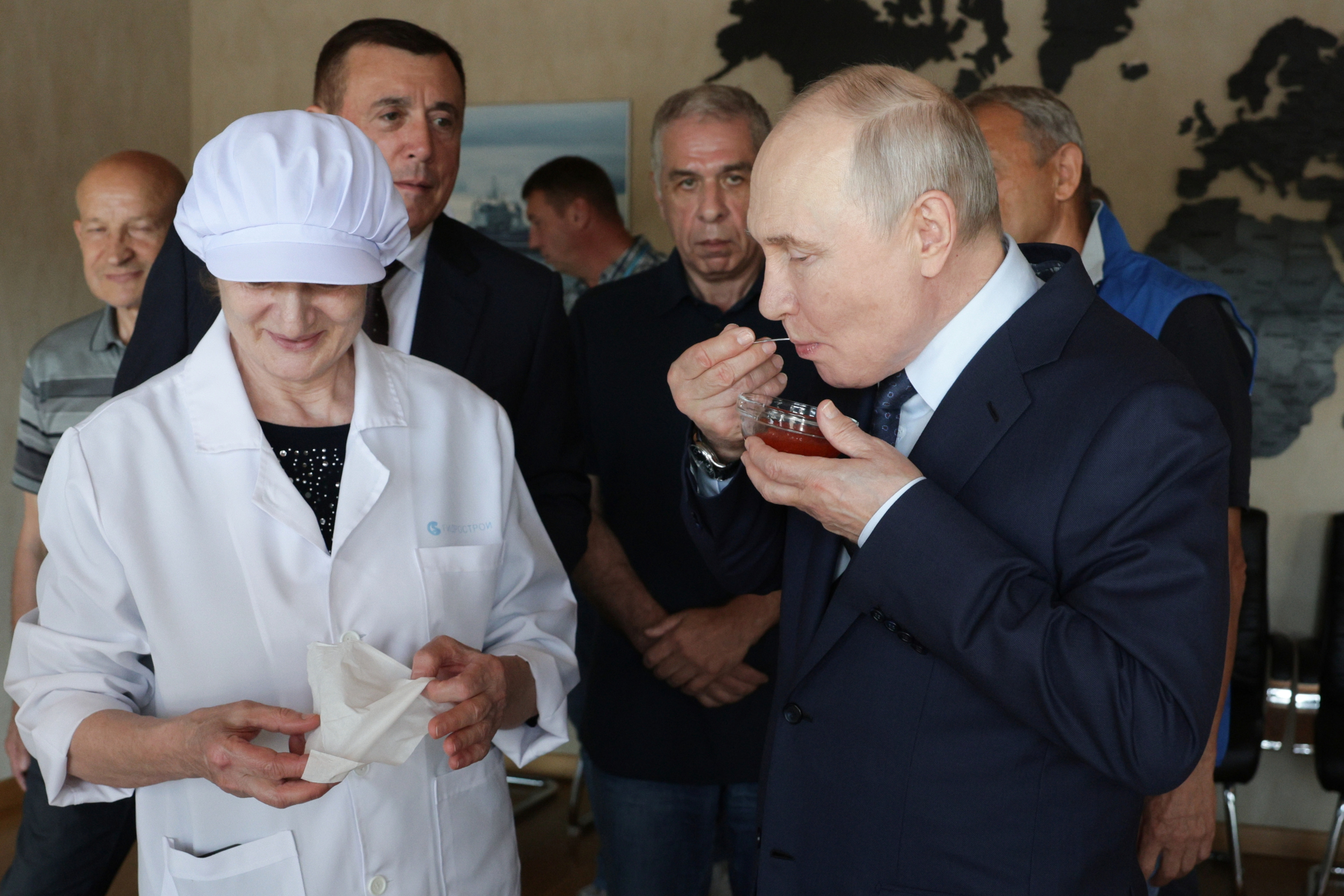 Vladimir Putin, durante su visita a una planta de procesamiento de pescado en Iturup, en las islas Kuriles.