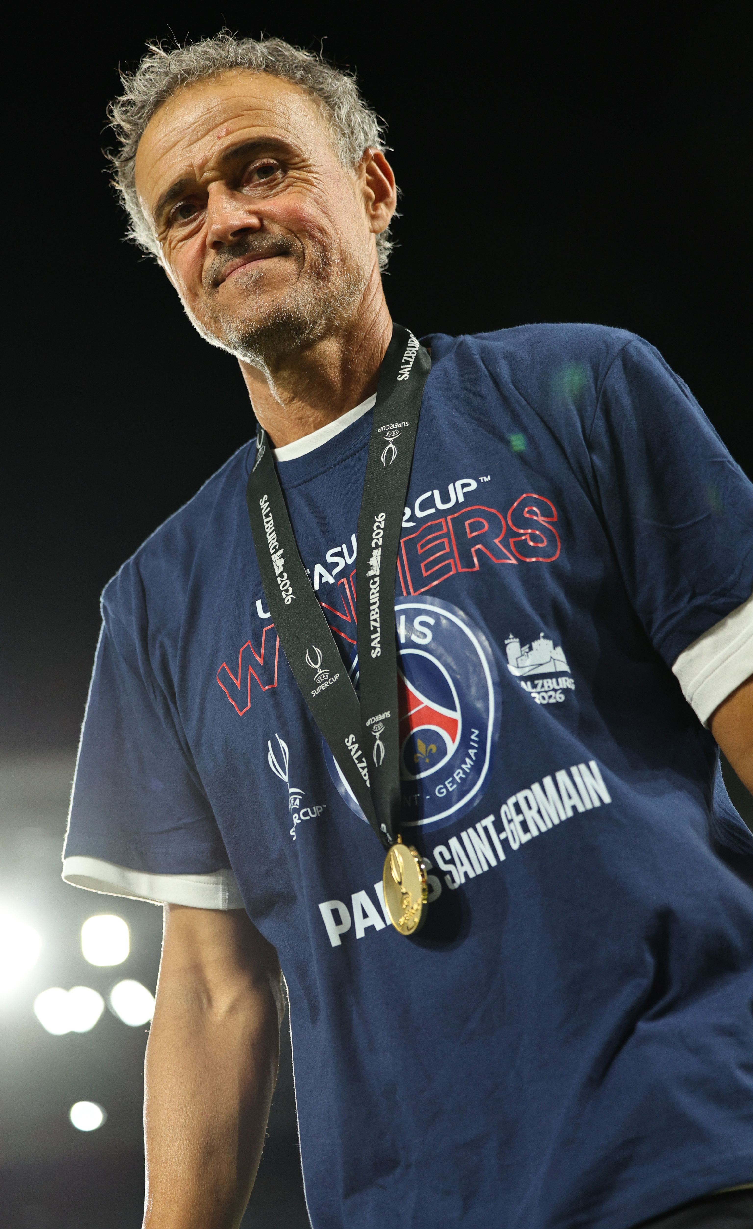 Luis Enrique, entrenador del PSG, con la medalla.