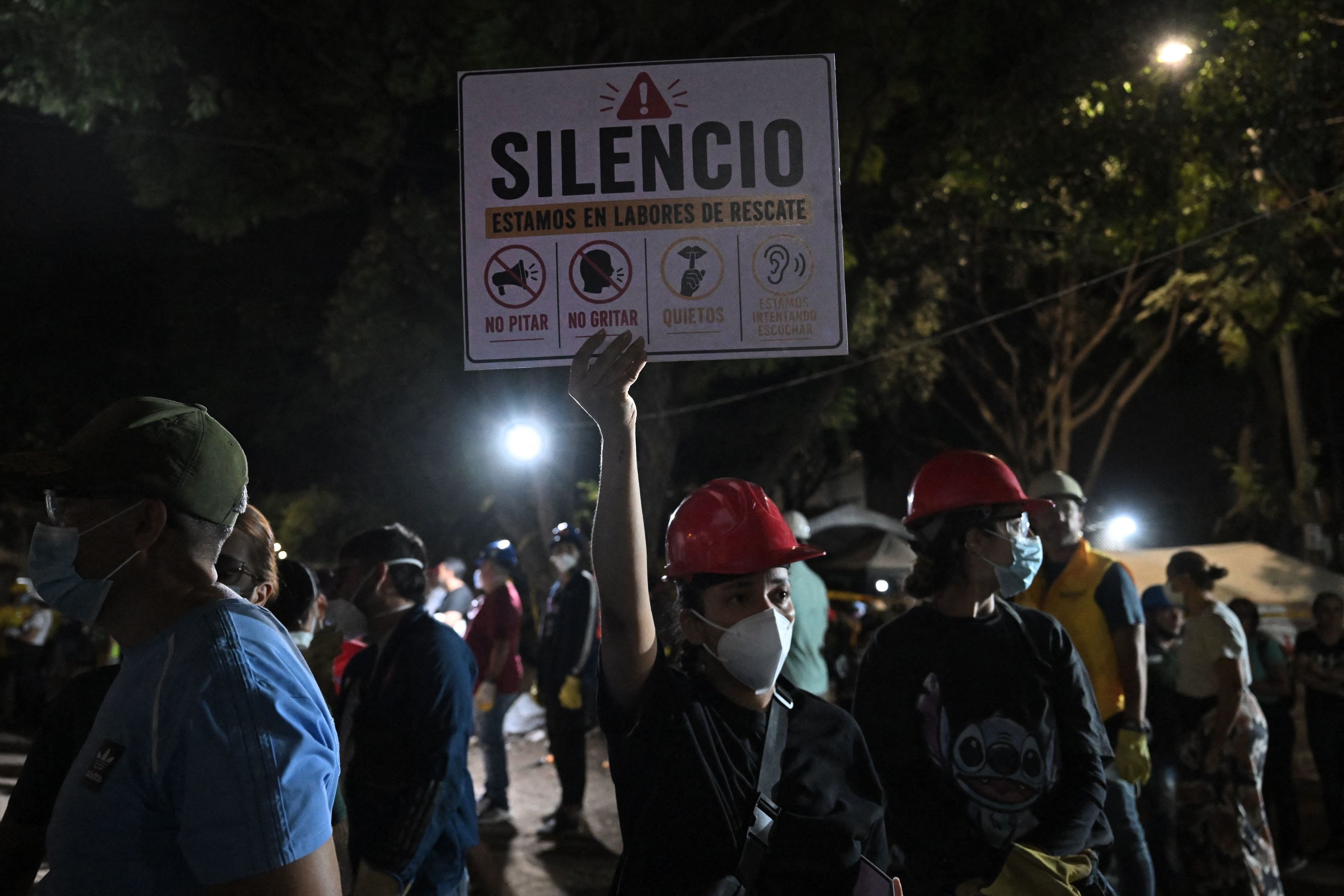 Rescatistas y voluntarios buscan supervivientes entre los escombros de Cali.