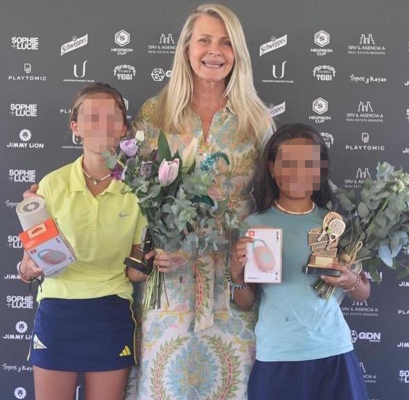 Nina Junot, junto a unas niñas premiadas.