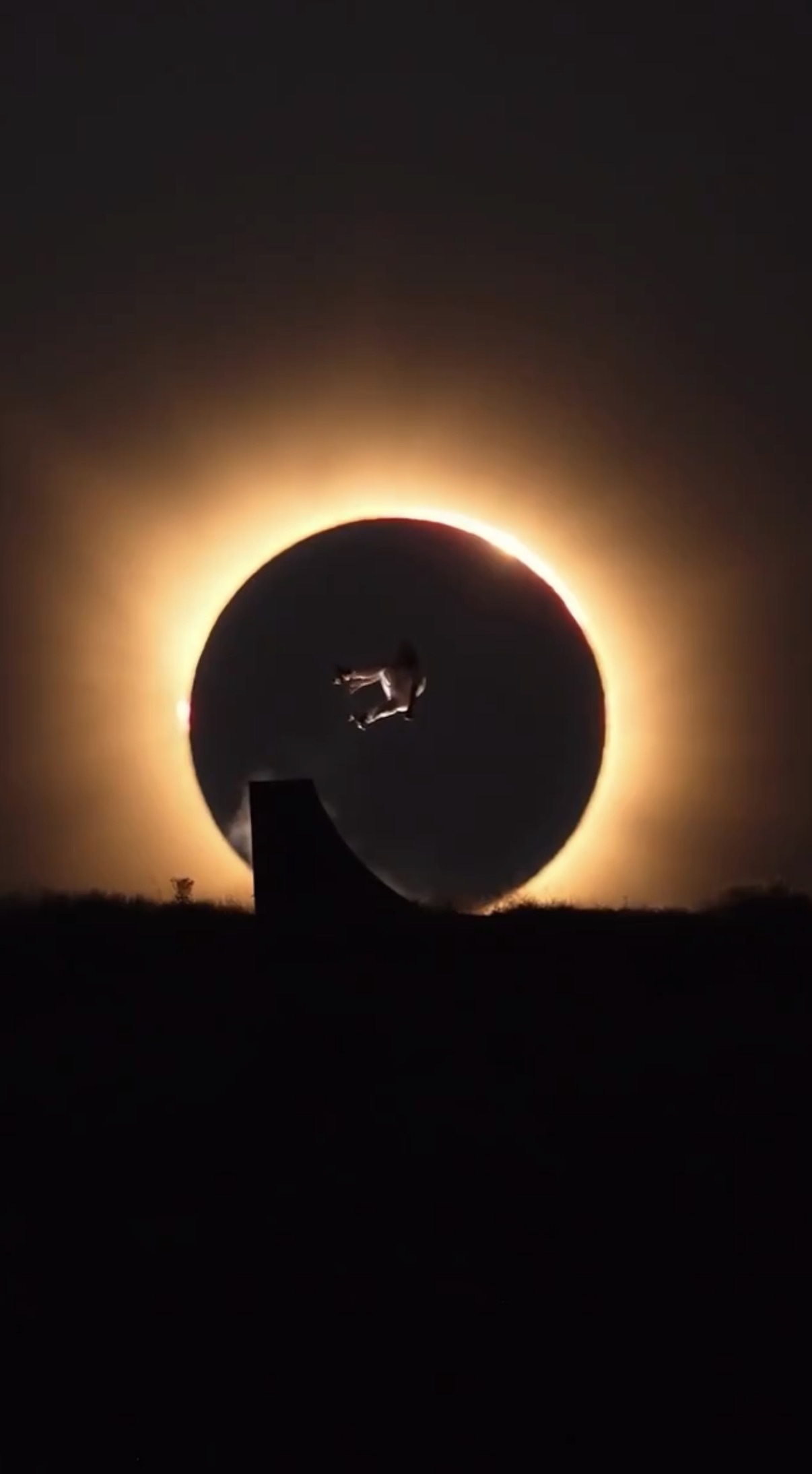Fotograma del video de Danny León con el eclipse.