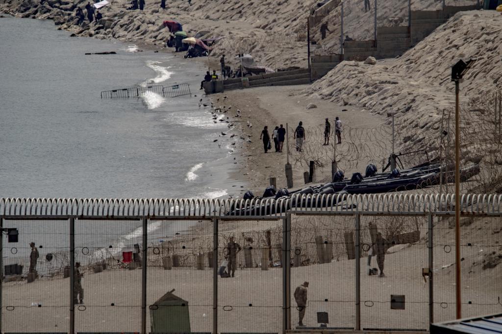 Concertinas instaladas en la frontera entre la ciudad autónoma y Marruecos.