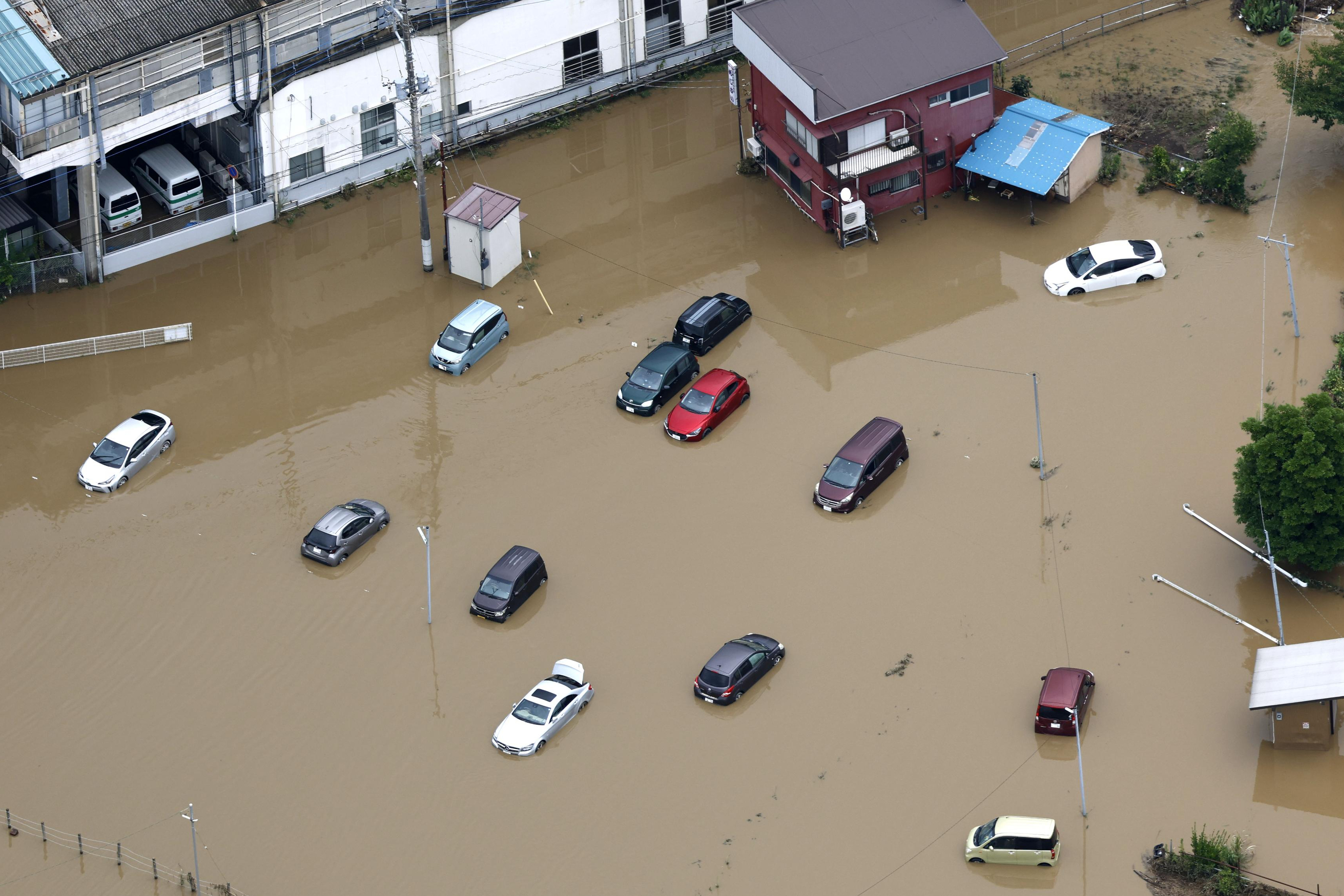 Fotografía aérea que muestra automóviles sumergidos tras fuertes lluvias en Oamishirasato, prefectura de Chiba, Japón.