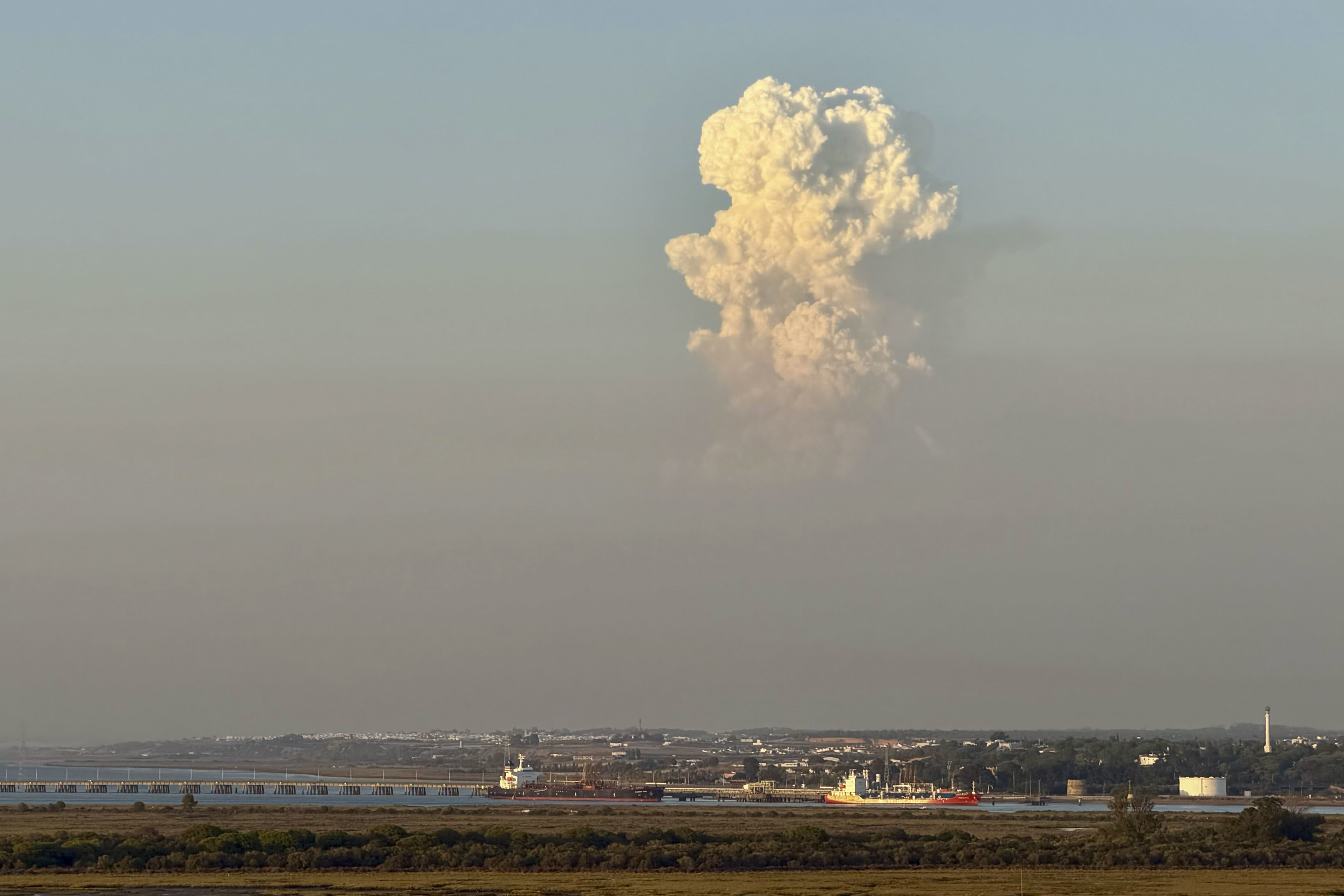 Columna de humo del incendio de Niebla vista desde Punta Umbría, a unos 50 kilómetros de distancia.