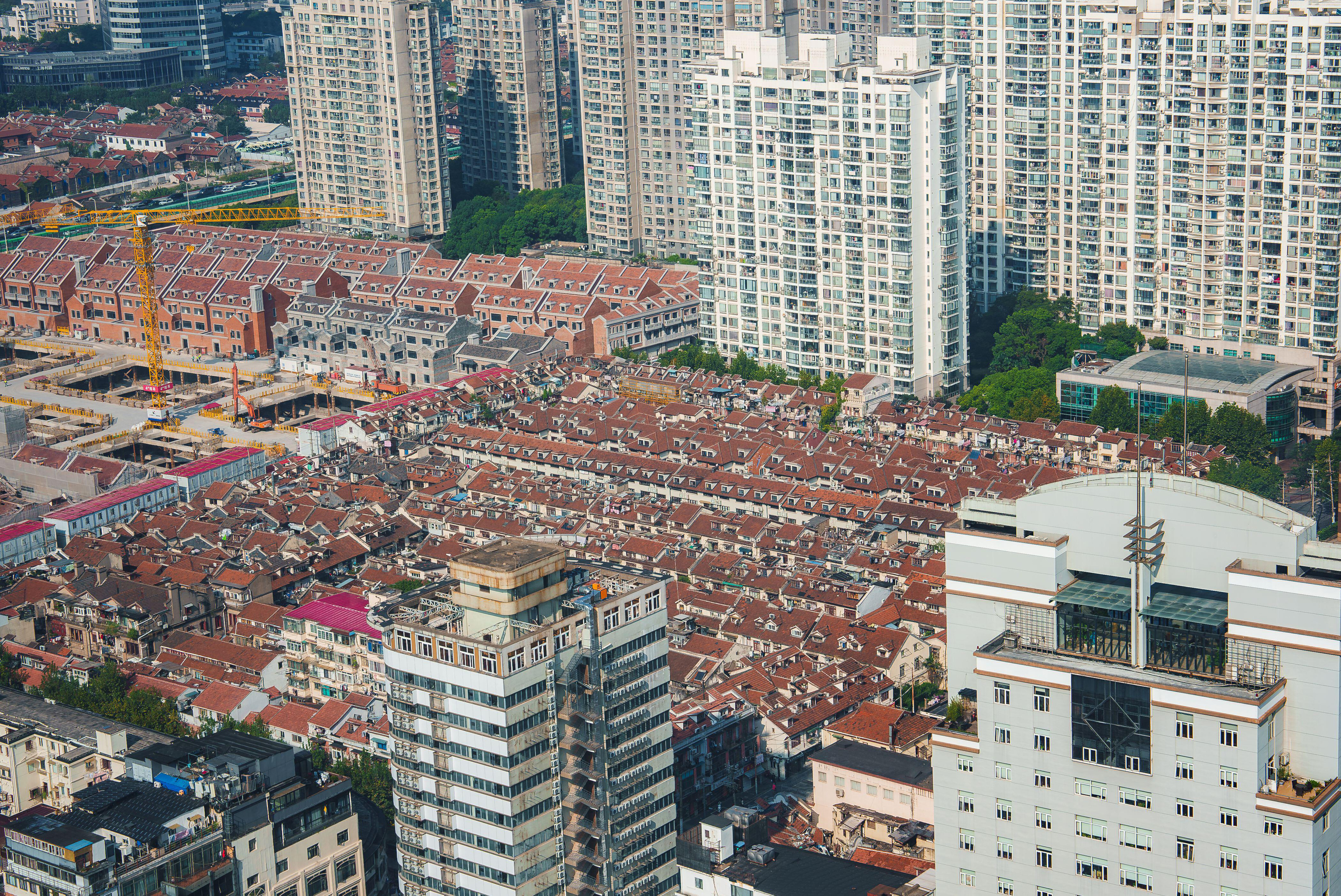 Paisaje urbano de Shanghái con casas 'shikumen' y rascacielos modernos.