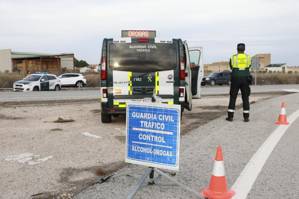 Control de la Guardia Civil en una fiesta ilegal celebrada el pasado enero en el pantano del Cenajo, en Albacete.