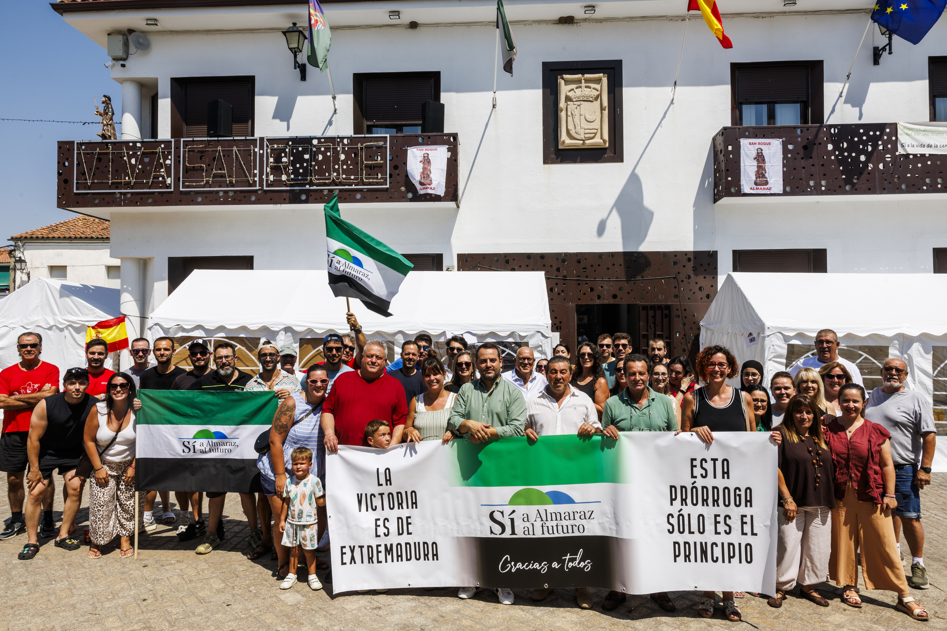 El alcalde de Almaraz, Juan Antonio D�az Agraz, clebra con otros ediles y vecinos de la comarca la decisi�n del Gobierno de extender la central hasta 2030.
