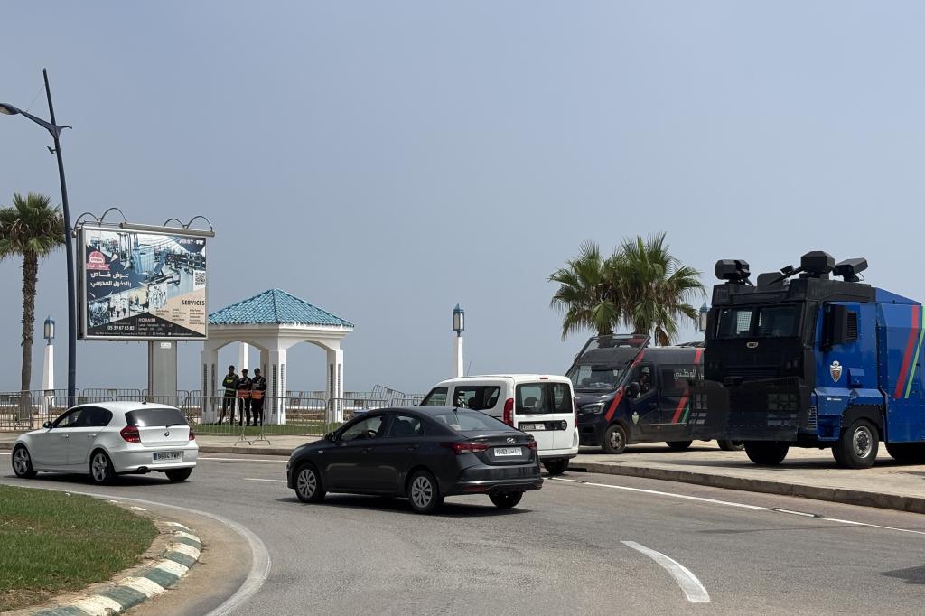 Puesto de control establecido en la salida de Castillejos hacia Ceuta, el viernes.