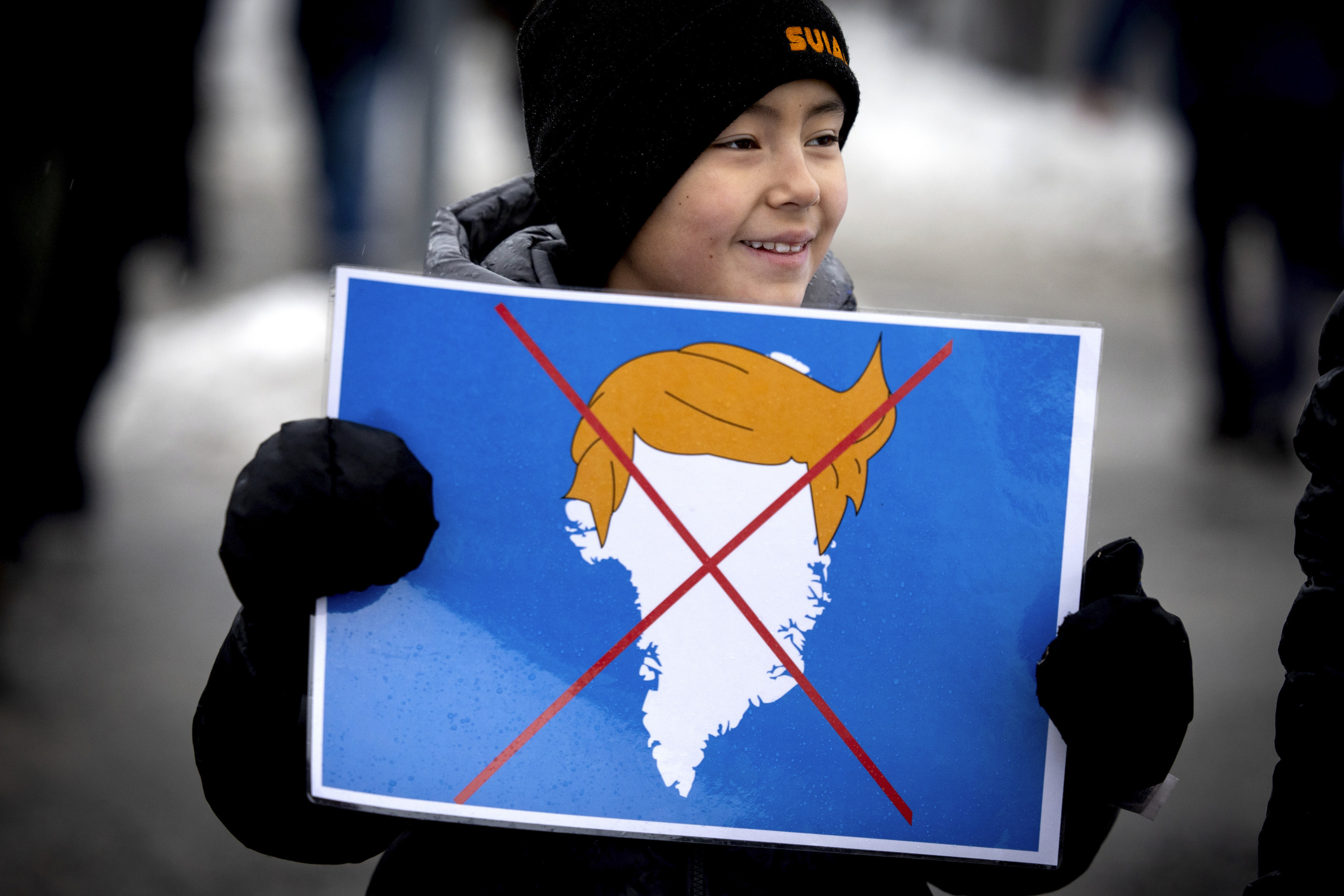Un niño groenlandés sostiene un cartel 'anti-Trump', en Nuuk, en enero.