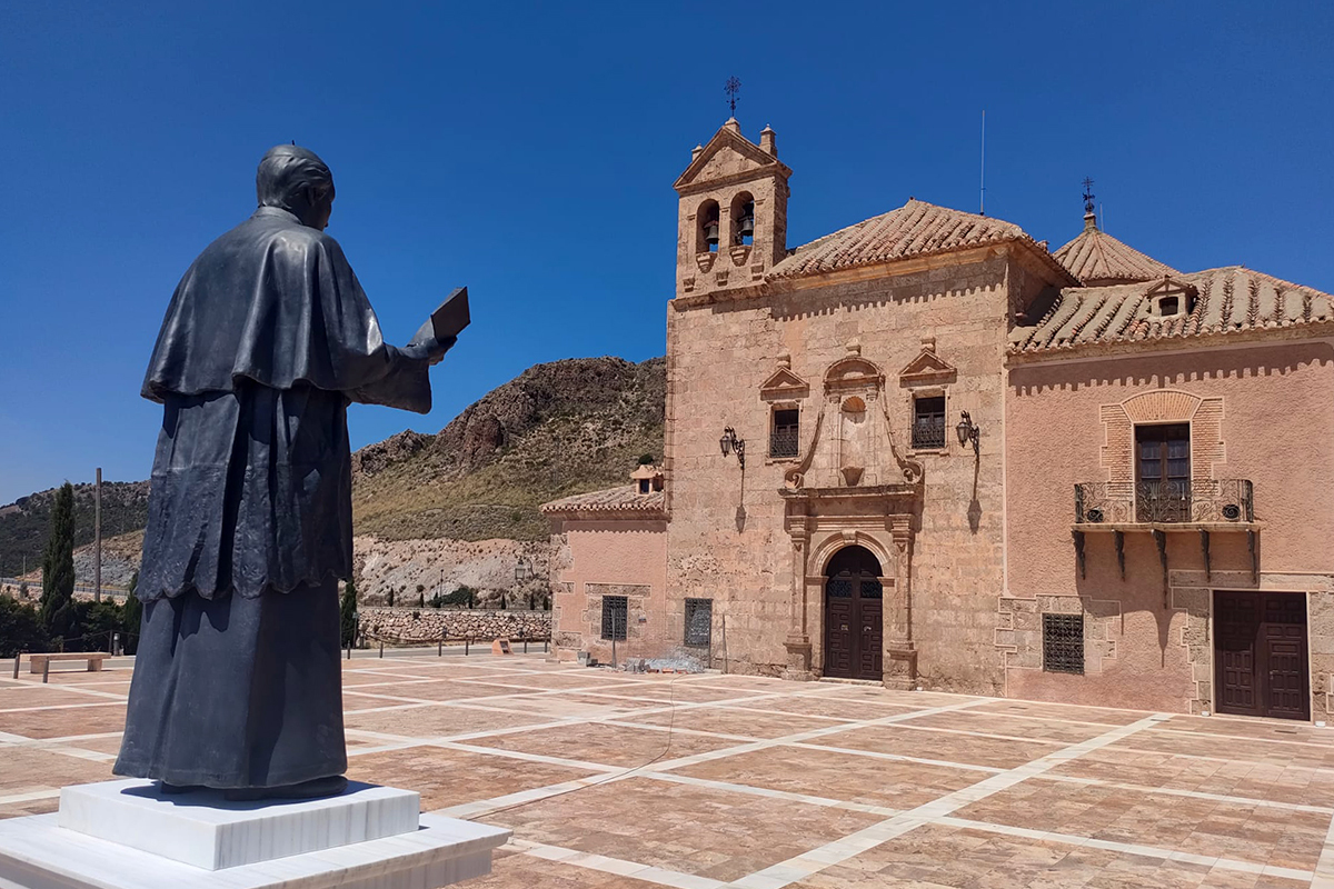 El Santuario del Saliente con la estatua del obispo Claudio Sanz y Torres.
