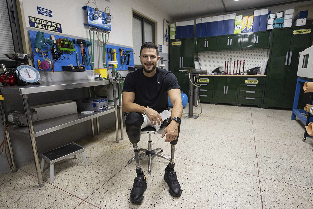 El caraque�o que perdi� sus piernas en un accidente de tr�fico en 2019, retratado en su ciudad.