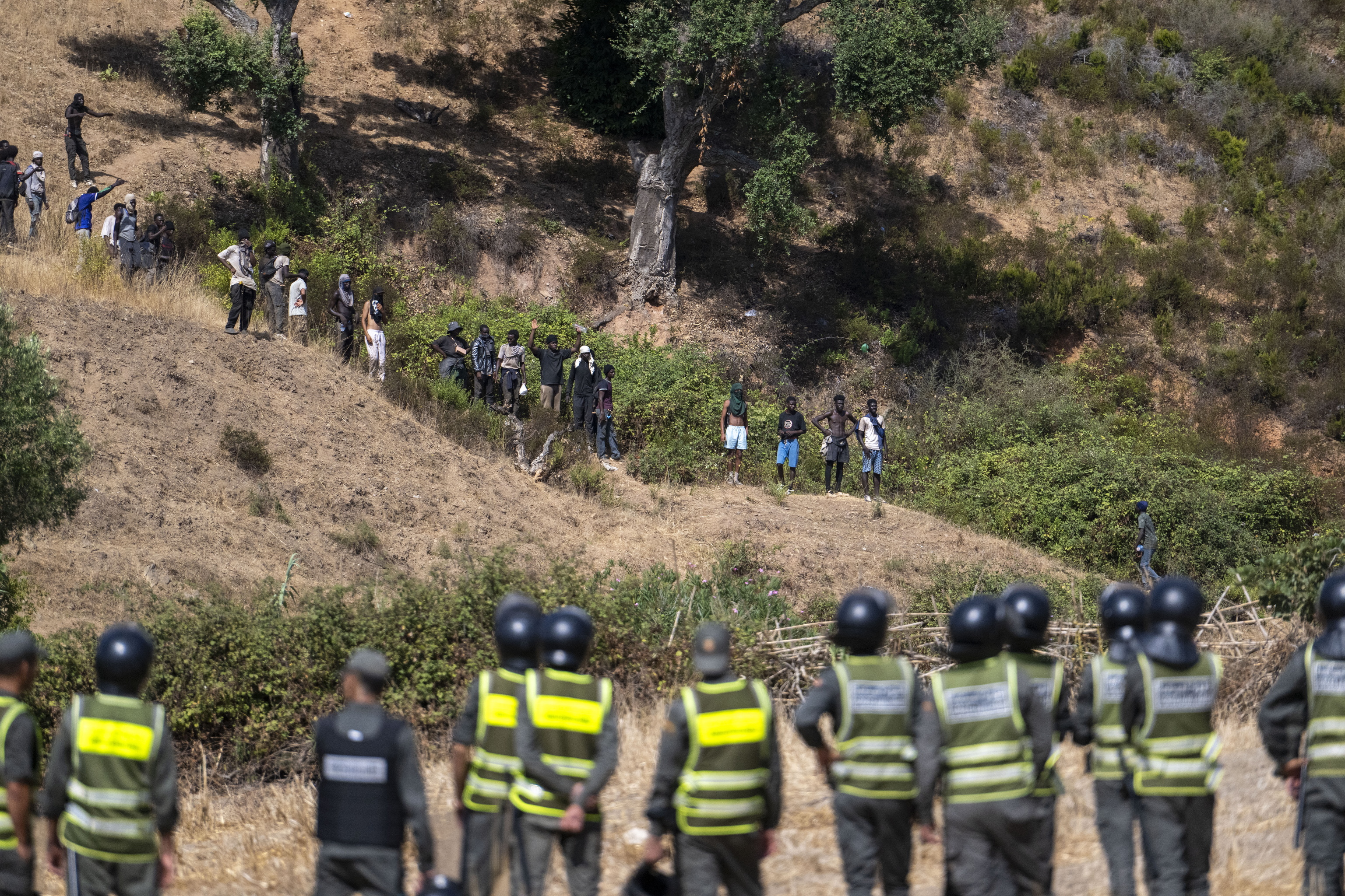 Agentes de seguridad marroqu�es en Castillejos, en la frontera de Ceuta.