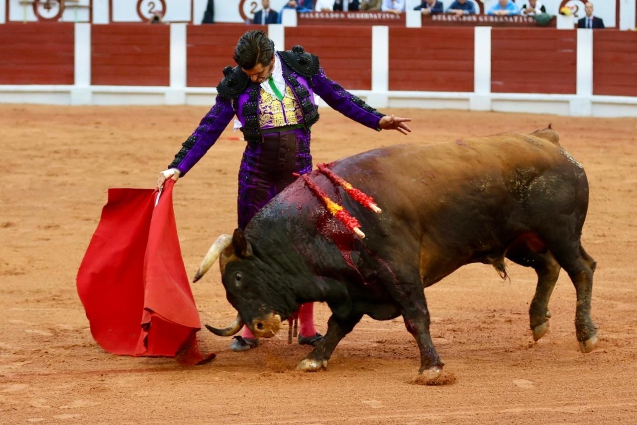 Tremendo derechazo de Morante