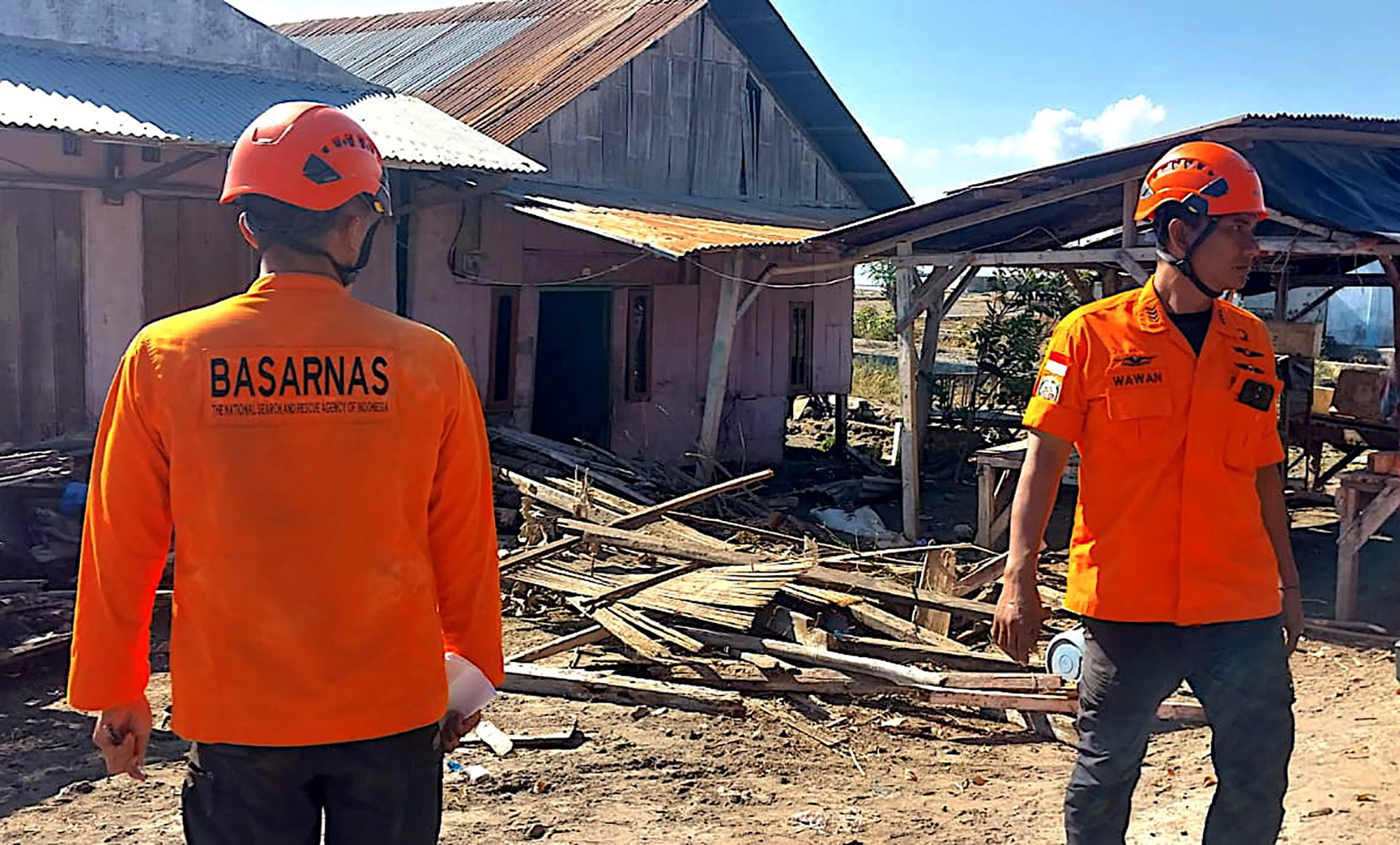 Rescatistas buscan supervivientes entre los escombros.