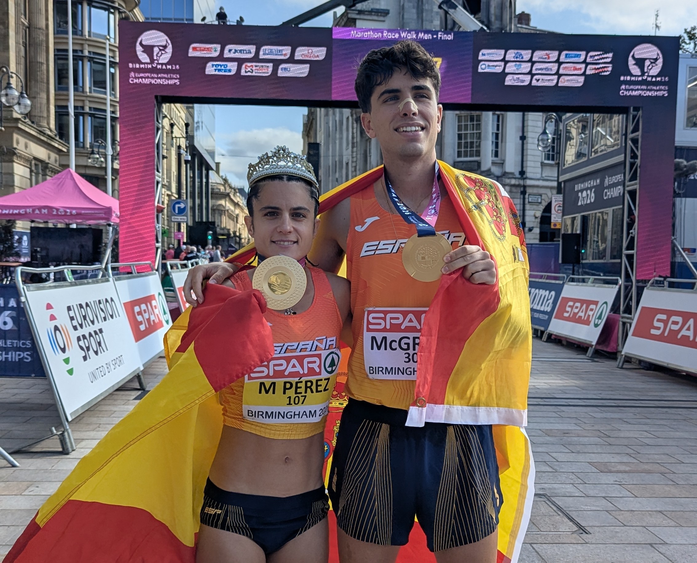 María Pérez y Paul McGrath, tras ganar sus oros.