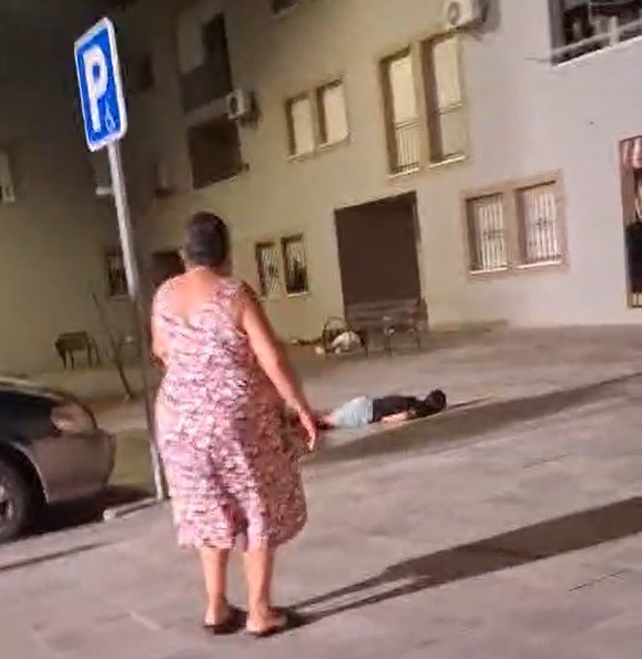 Una mujer, junto al cadáver del menor asesinado esta noche en Isla Cristina