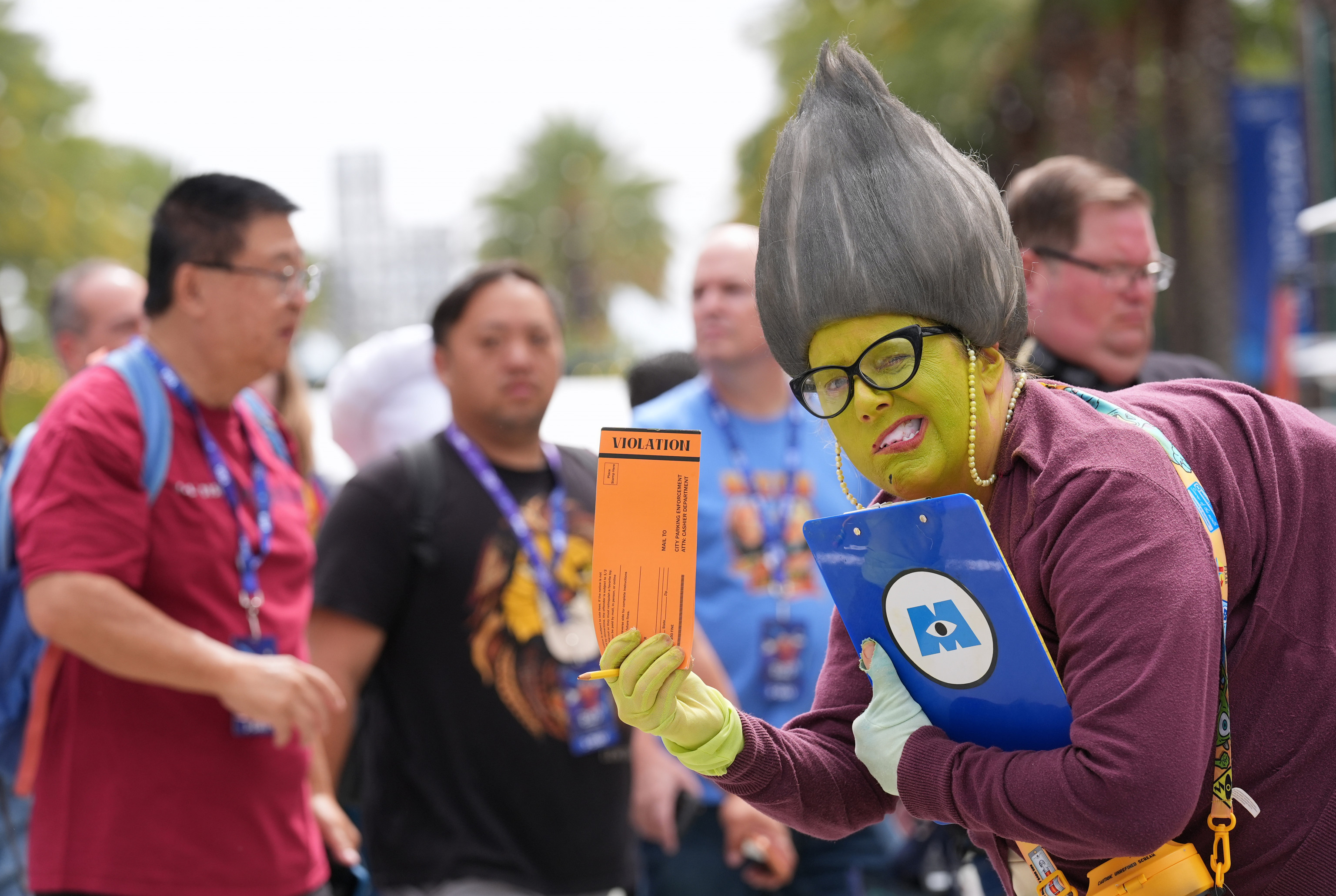 Una asistente a la convención disfrazada del personaje de Roz de 'Monsters, Inc'.