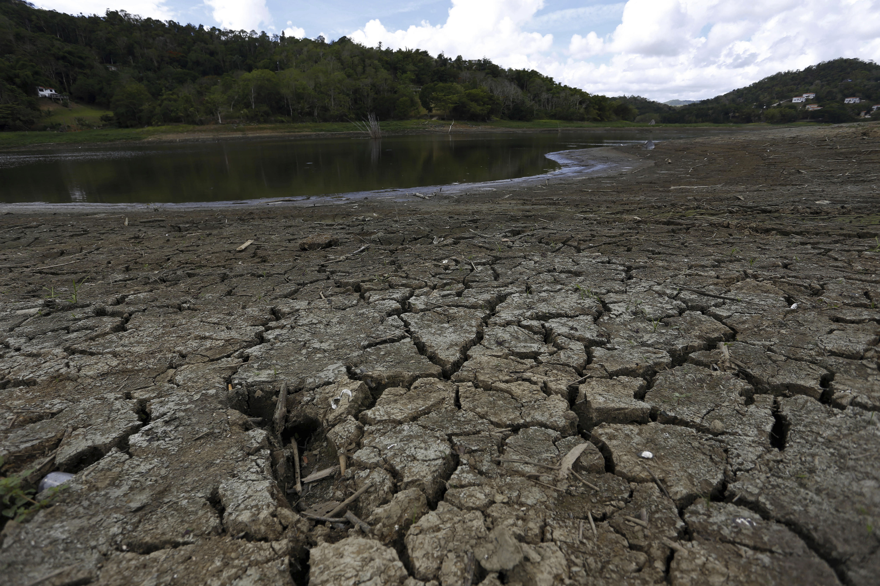 El lago Carraizo tras haber bajado considerablemente su nivel del agua.