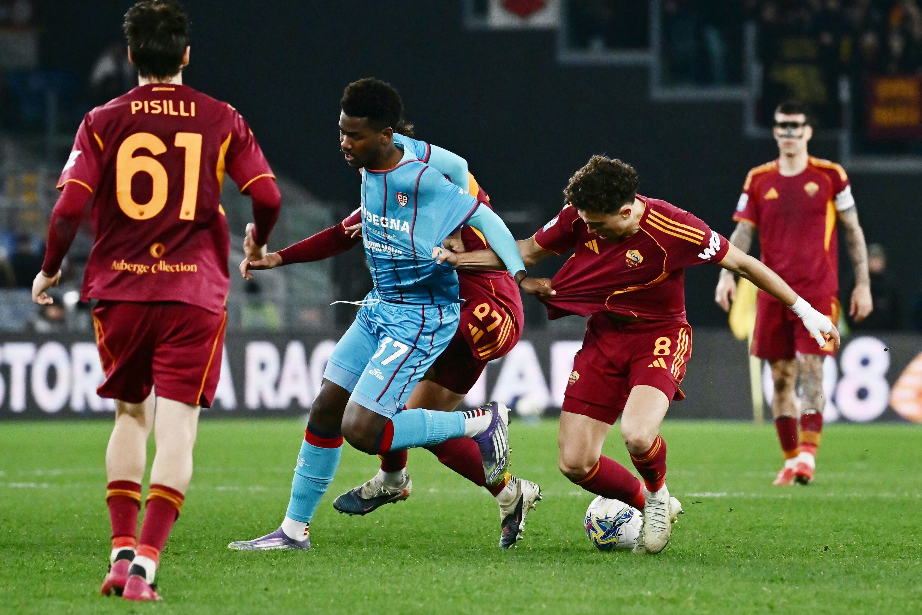Yael Trepy, pugnando el bal�n con Neil El Aynaoui, jugador de la Roma, en un partido de la temporada pasada.