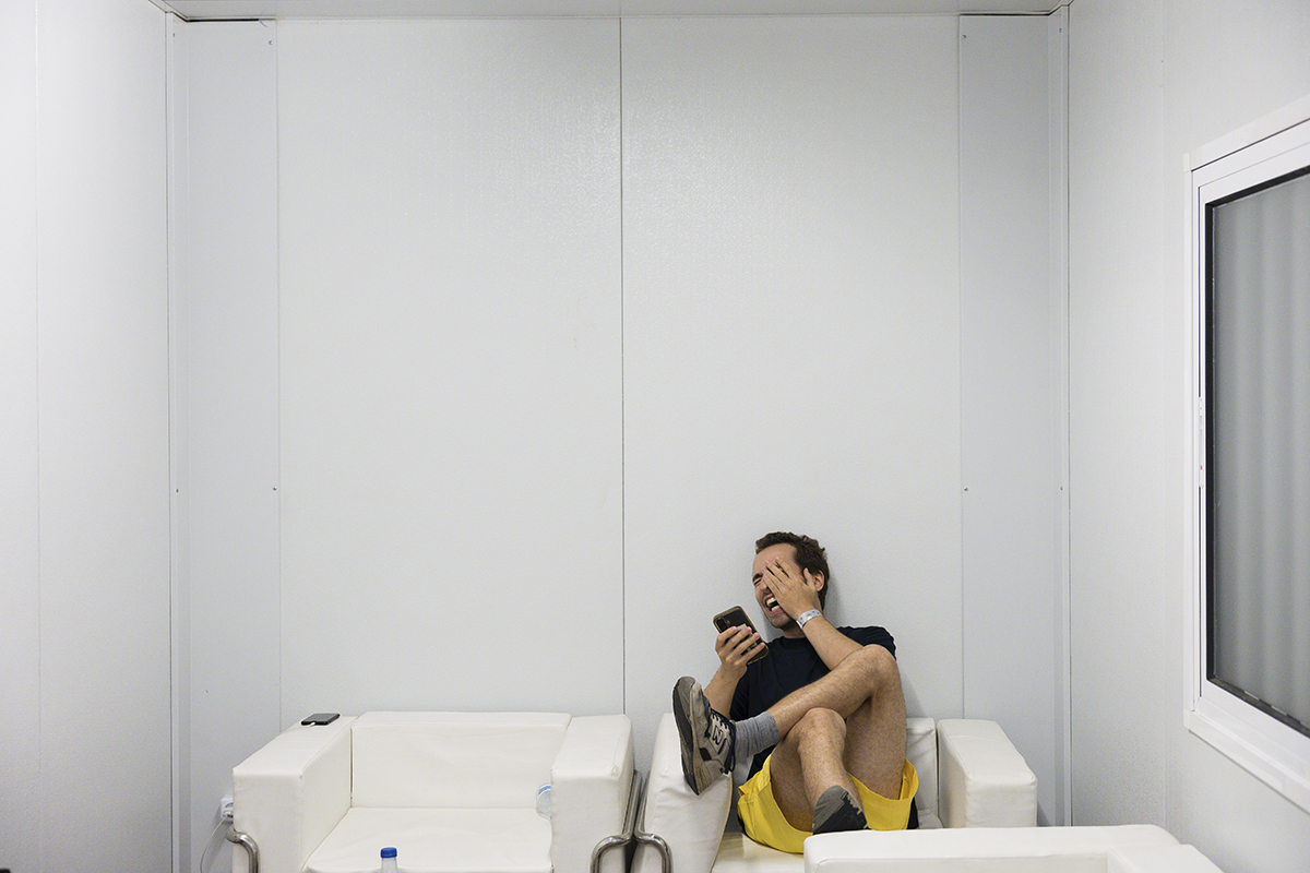El cantante de la banda, en solitario en el camerino