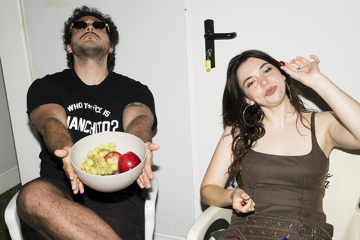 Pablo y Laura degustando la fruta del camerino