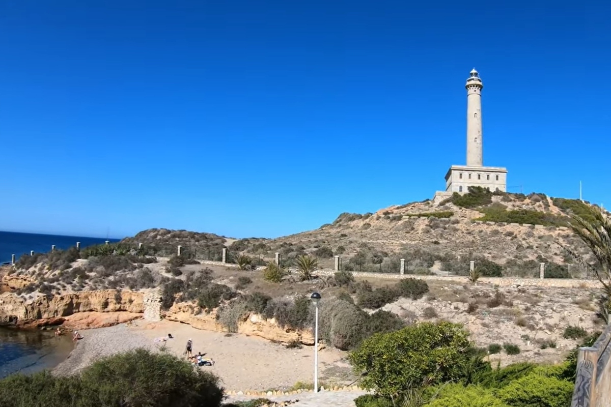 El pueblo costero de Murcia que se alza con un faro sobre el Mediterr�neo: calas de agua transparente y una reserva marina