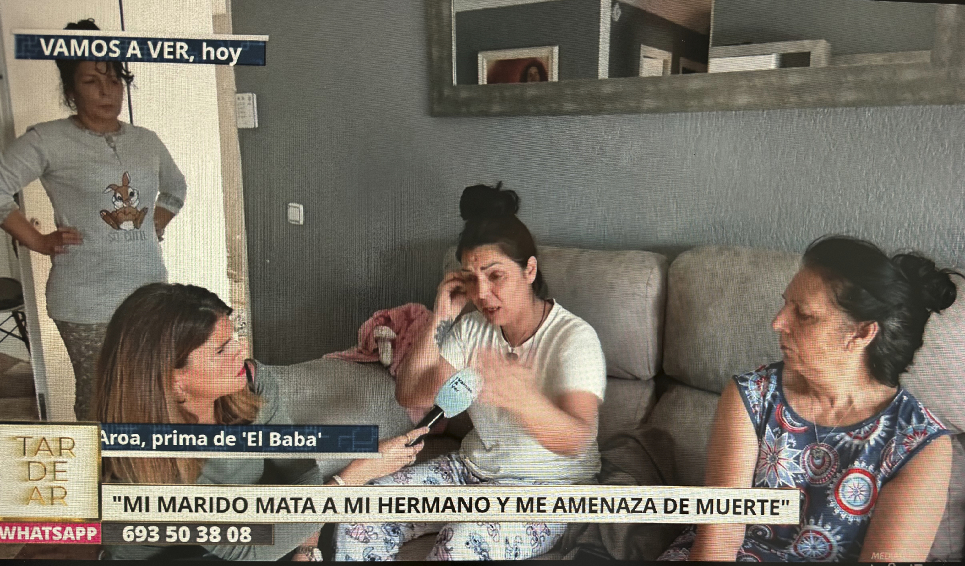 El equipo del programa 'TardeAR' de Telecinco en la casa de los Moriña entrevista a Aroa, prima de 'El Baba'.